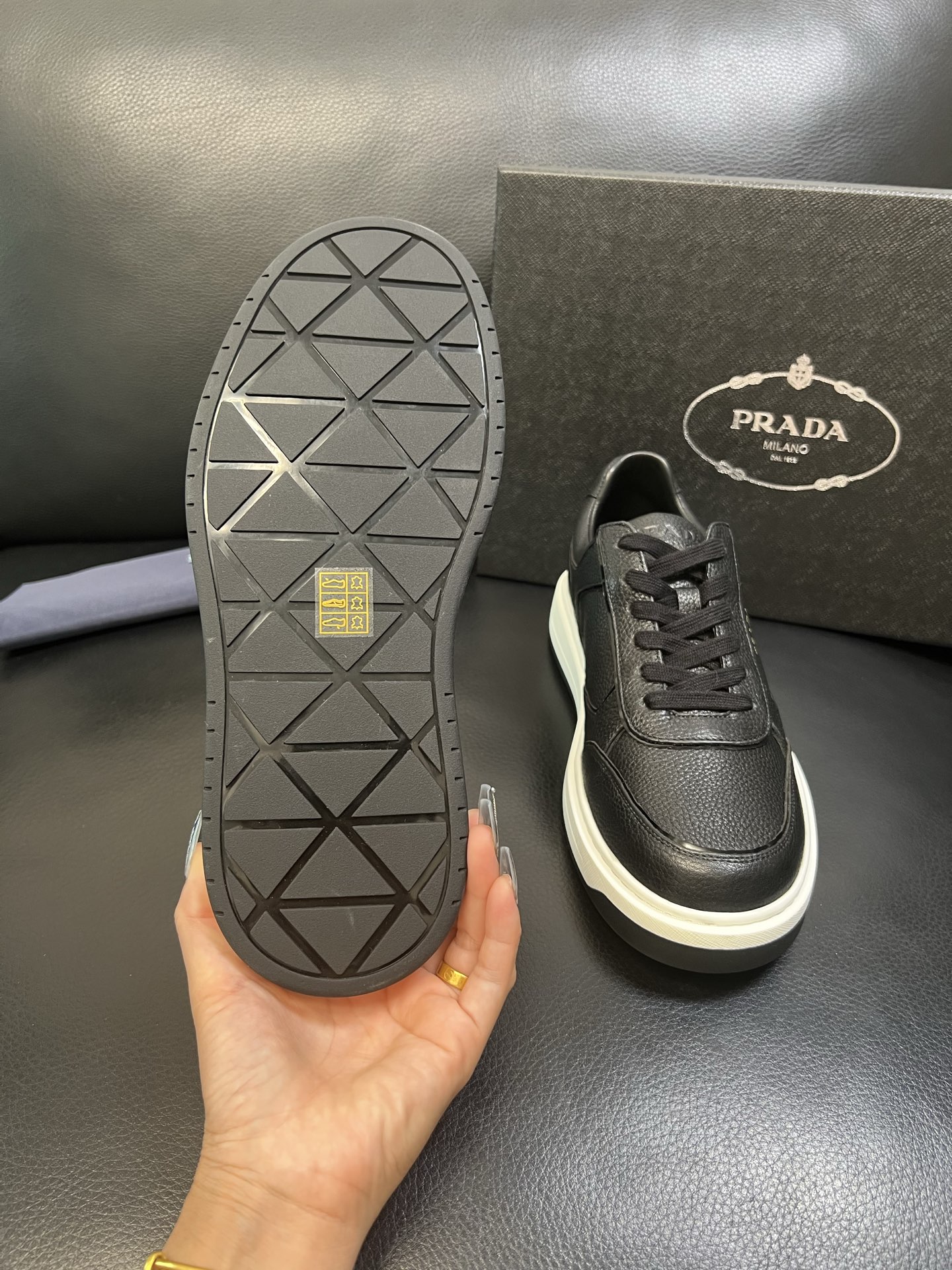 Prada 高品质 顶级工艺品，普拉达 专柜同步，原厂配置意大利进口牛皮面料，进口牛皮内里垫，透气舒适，