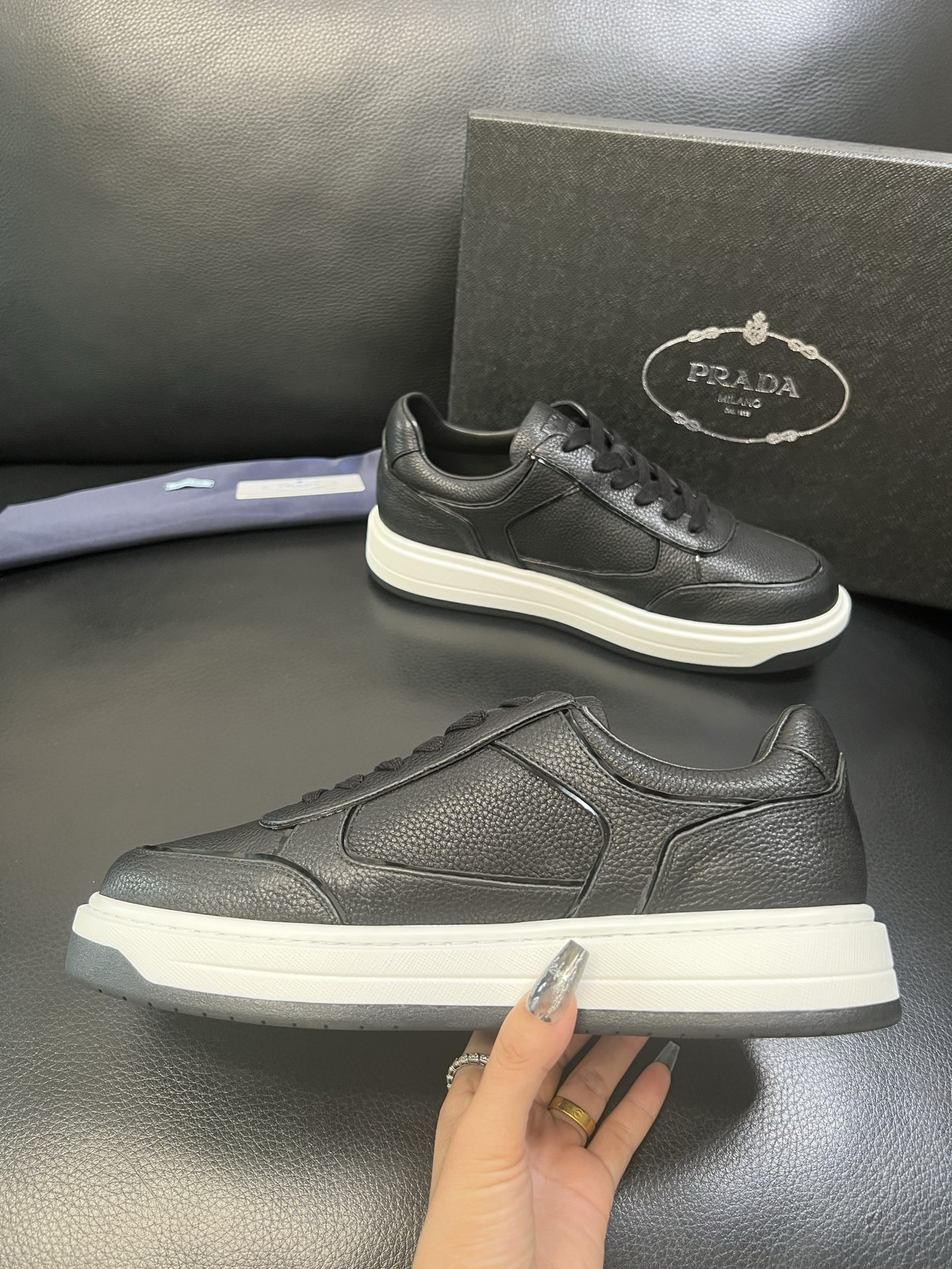 Prada 高品质 顶级工艺品，普拉达 专柜同步，原厂配置意大利进口牛皮面料，进口牛皮内里垫，透气舒适，