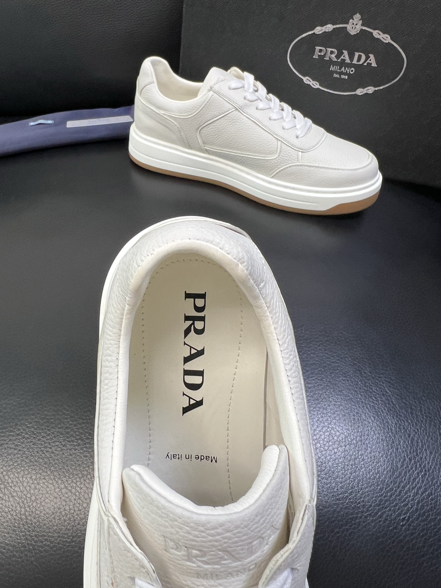 Prada 高品质 顶级工艺品，普拉达 专柜同步，原厂配置意大利进口牛皮面料，进口牛皮内里垫，透气舒适，