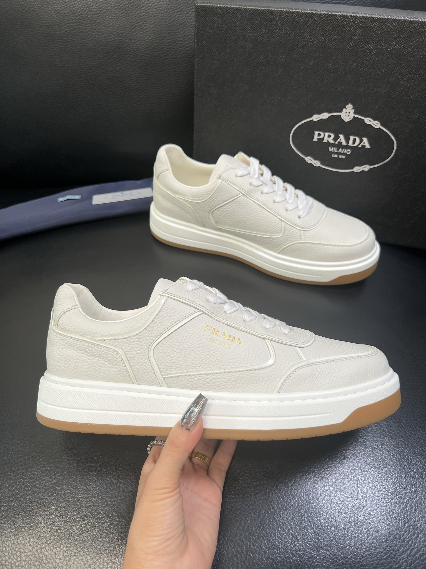 Prada 高品质 顶级工艺品，普拉达 专柜同步，原厂配置意大利进口牛皮面料，进口牛皮内里垫，透气舒适，
