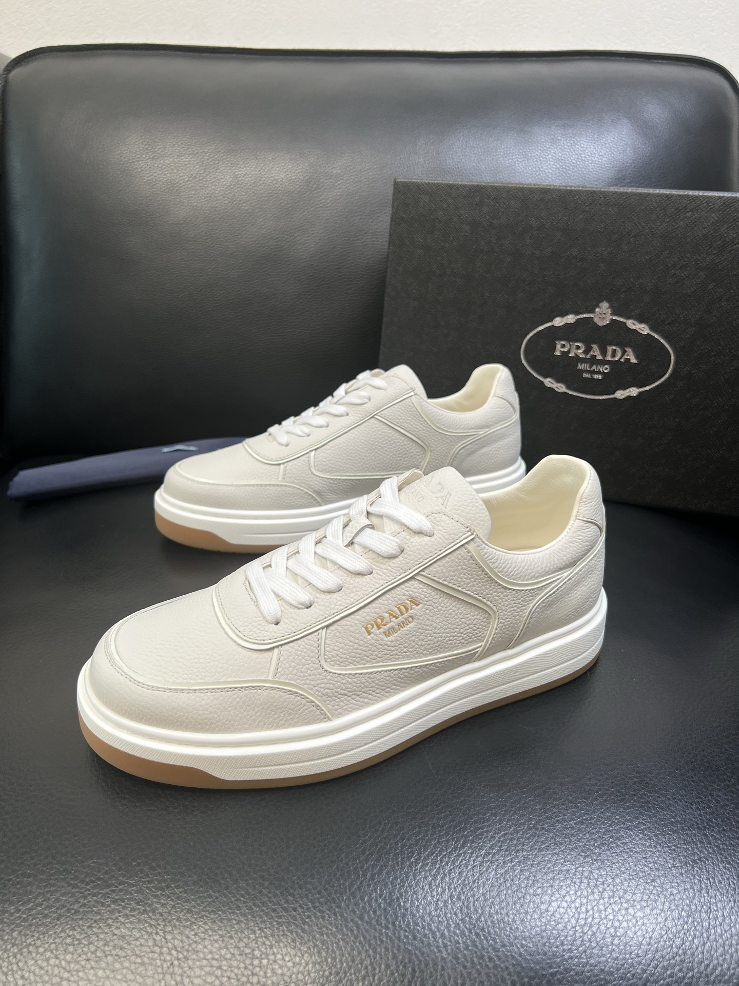 Prada 高品质 顶级工艺品，普拉达 专柜同步，原厂配置意大利进口牛皮面料，进口牛皮内里垫，透气舒适，