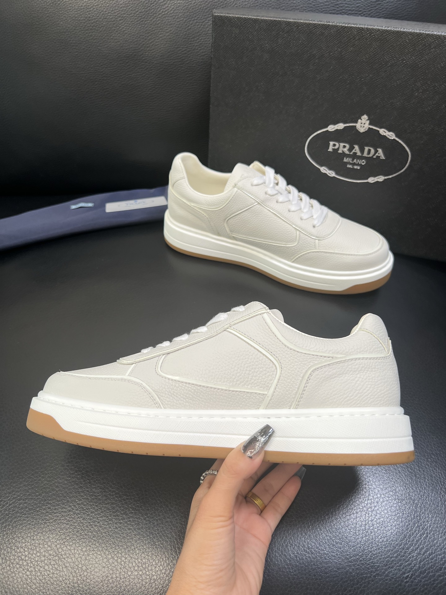 Prada 高品质 顶级工艺品，普拉达 专柜同步，原厂配置意大利进口牛皮面料，进口牛皮内里垫，透气舒适，