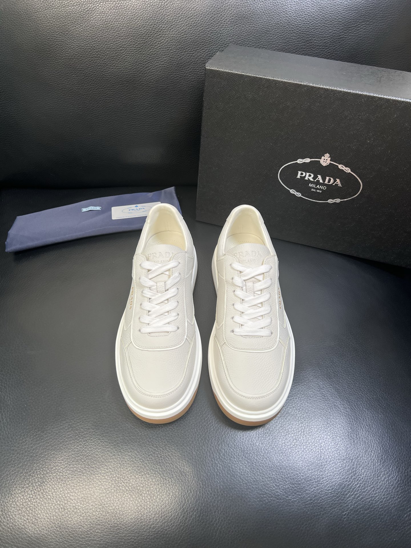 Prada 高品质 顶级工艺品，普拉达 专柜同步，原厂配置意大利进口牛皮面料，进口牛皮内里垫，透气舒适，