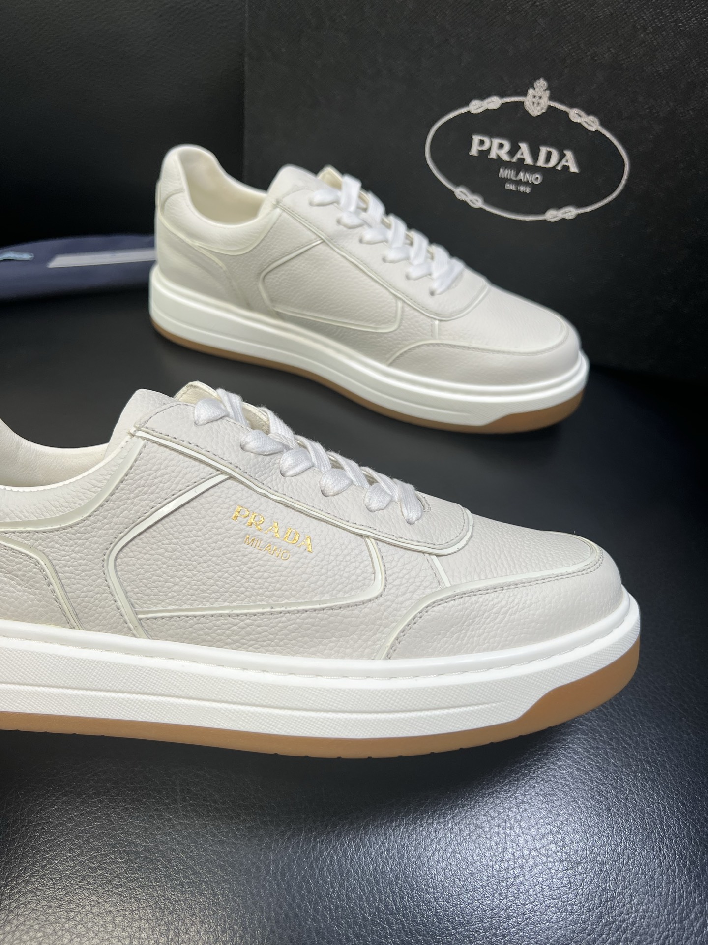 Prada 高品质 顶级工艺品，普拉达 专柜同步，原厂配置意大利进口牛皮面料，进口牛皮内里垫，透气舒适，