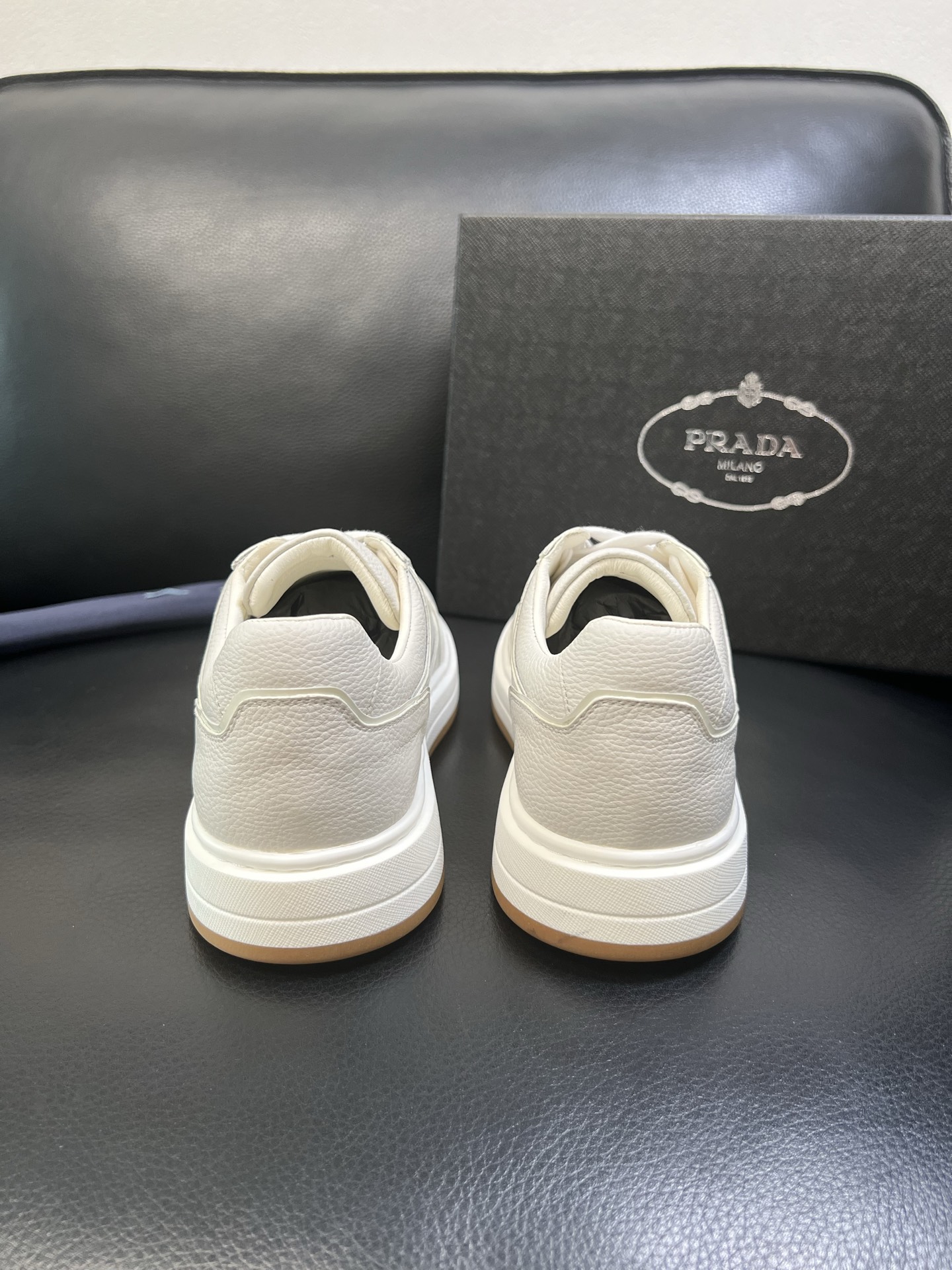 Prada 高品质 顶级工艺品，普拉达 专柜同步，原厂配置意大利进口牛皮面料，进口牛皮内里垫，透气舒适，