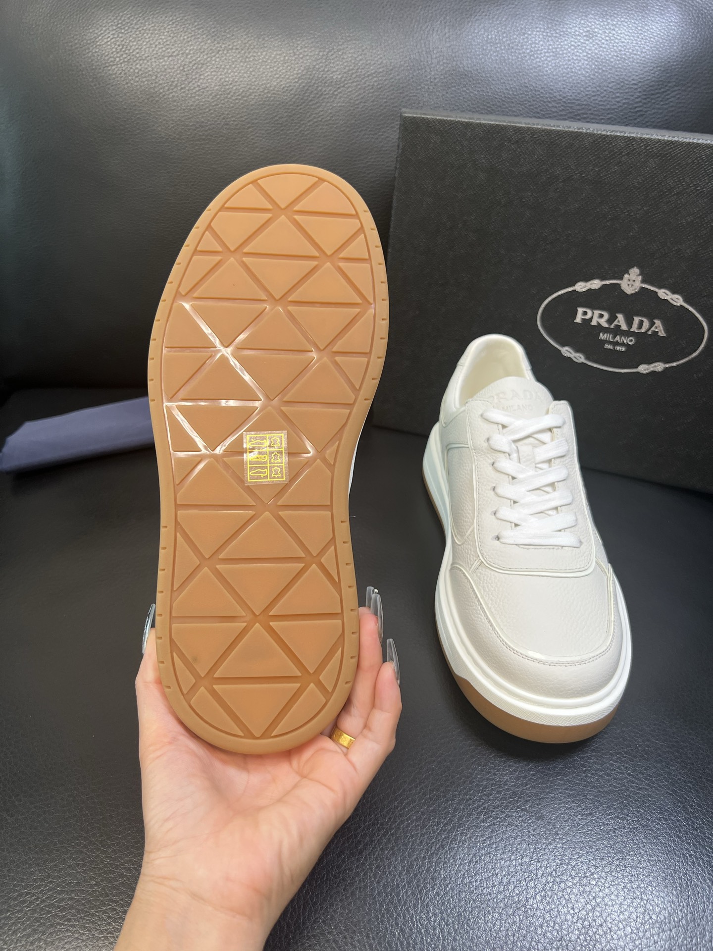 Prada 高品质 顶级工艺品，普拉达 专柜同步，原厂配置意大利进口牛皮面料，进口牛皮内里垫，透气舒适，