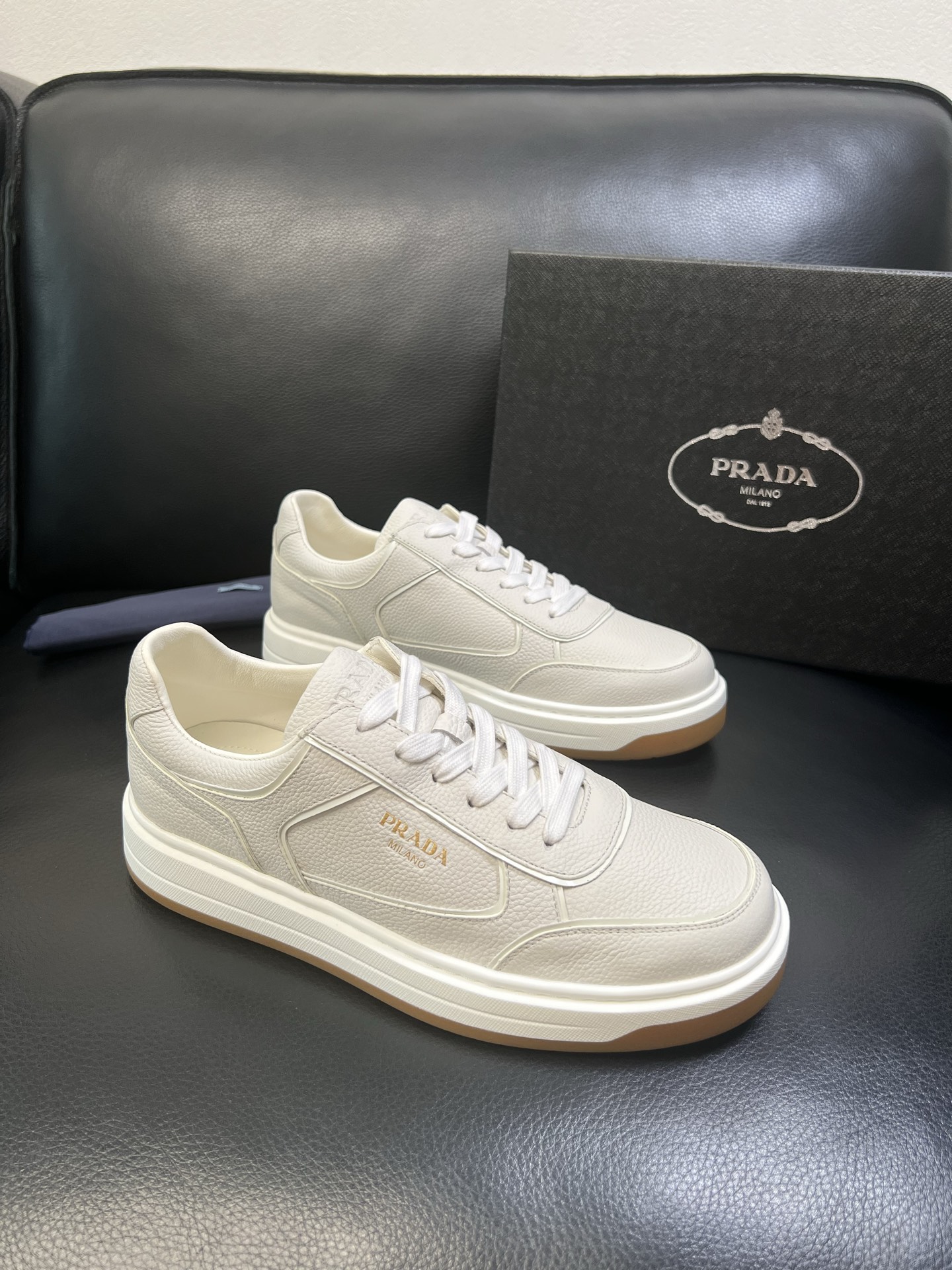 Prada 高品质 顶级工艺品，普拉达 专柜同步，原厂配置意大利进口牛皮面料，进口牛皮内里垫，透气舒适，