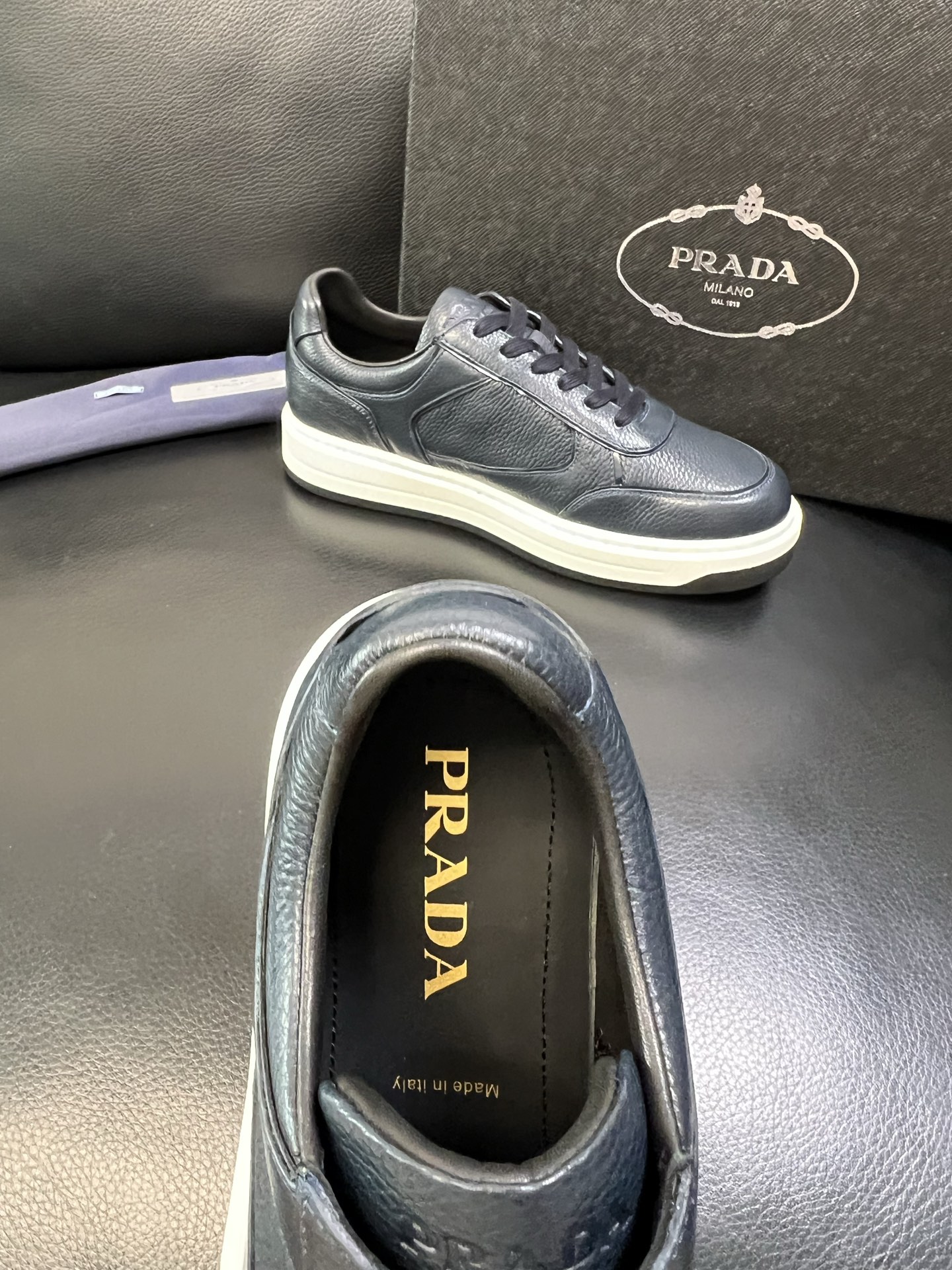 Prada 高品质 顶级工艺品，普拉达 专柜同步，原厂配置意大利进口牛皮面料，进口牛皮内里垫，透气舒适，