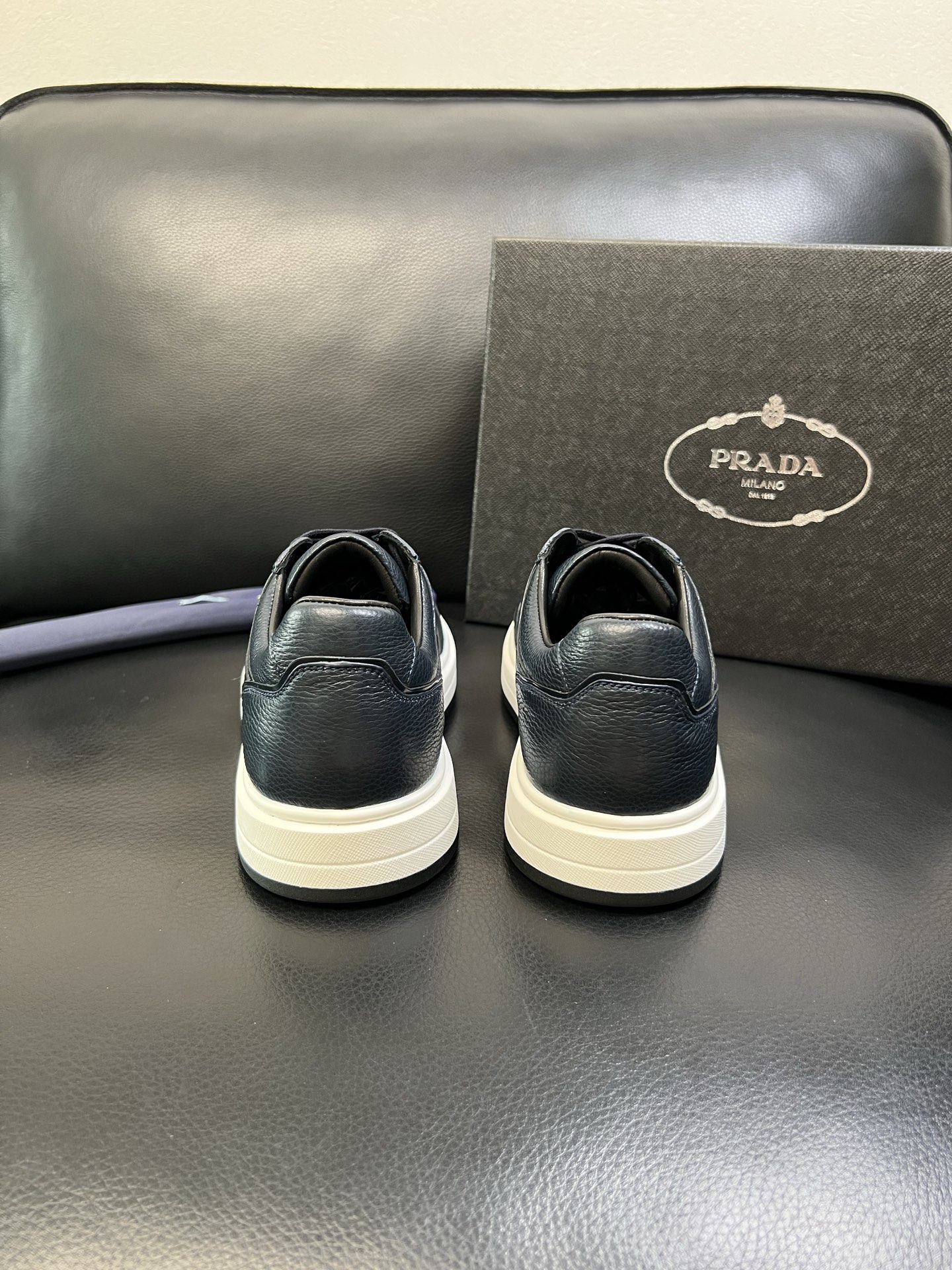 Prada 高品质 顶级工艺品，普拉达 专柜同步，原厂配置意大利进口牛皮面料，进口牛皮内里垫，透气舒适，