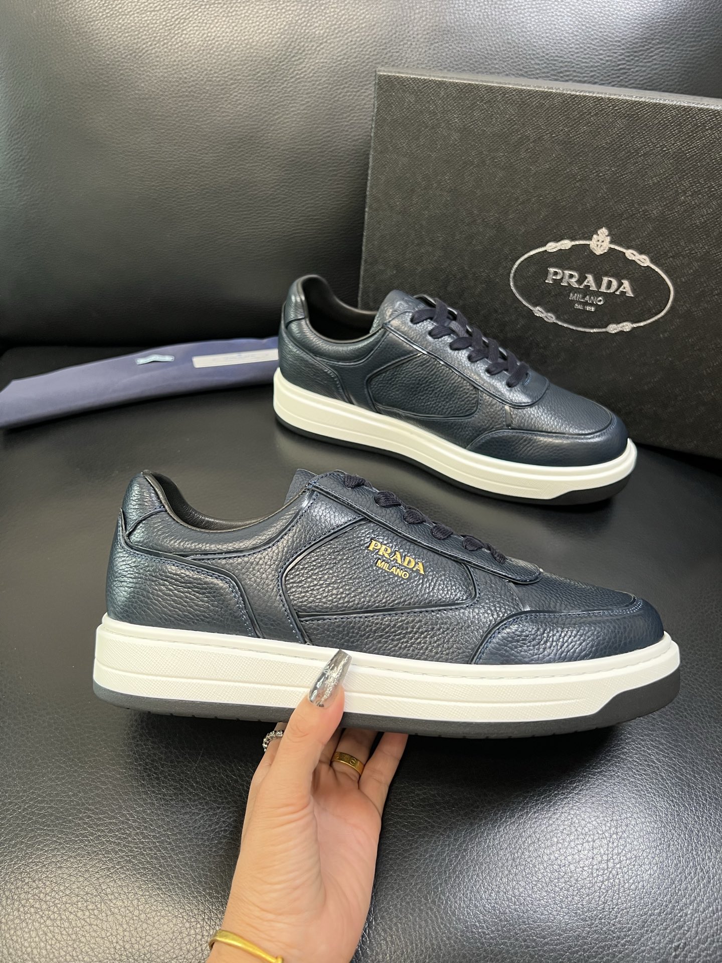 Prada 高品质 顶级工艺品，普拉达 专柜同步，原厂配置意大利进口牛皮面料，进口牛皮内里垫，透气舒适，