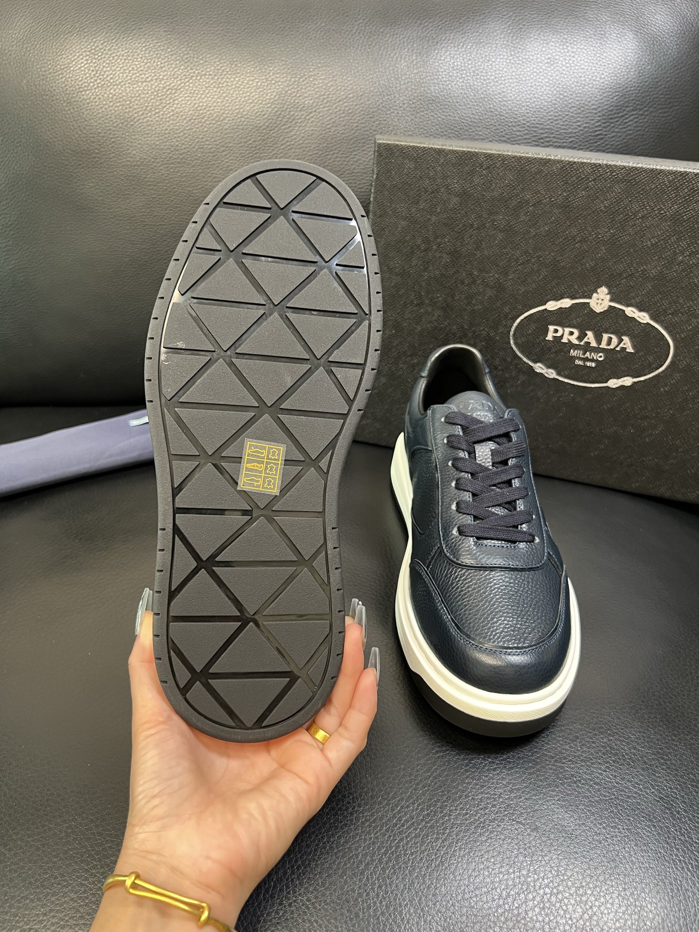 Prada 高品质 顶级工艺品，普拉达 专柜同步，原厂配置意大利进口牛皮面料，进口牛皮内里垫，透气舒适，