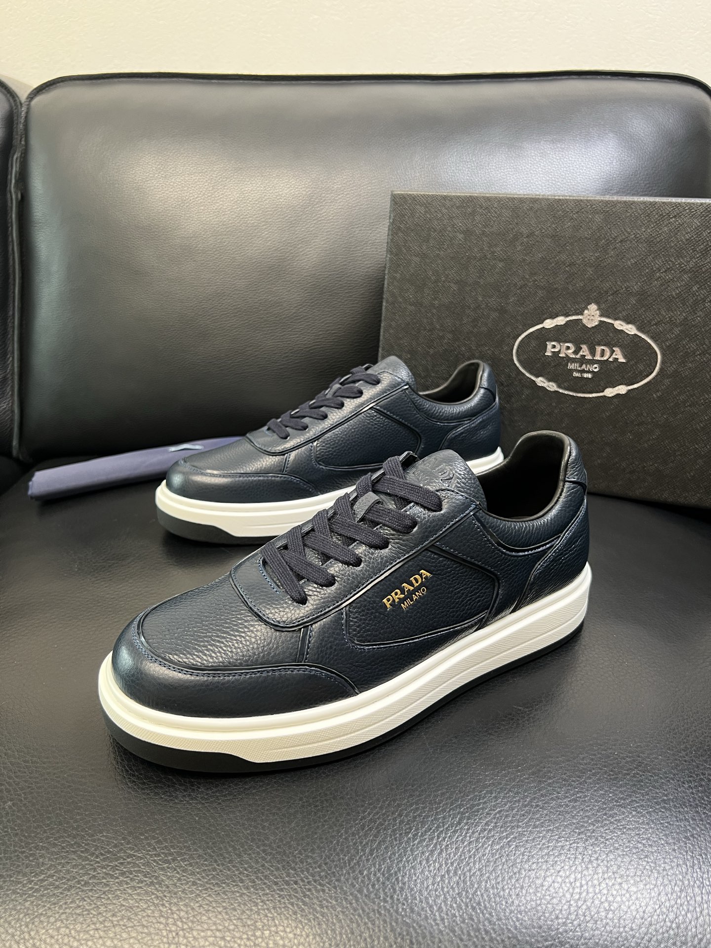 Prada 高品质 顶级工艺品，普拉达 专柜同步，原厂配置意大利进口牛皮面料，进口牛皮内里垫，透气舒适，