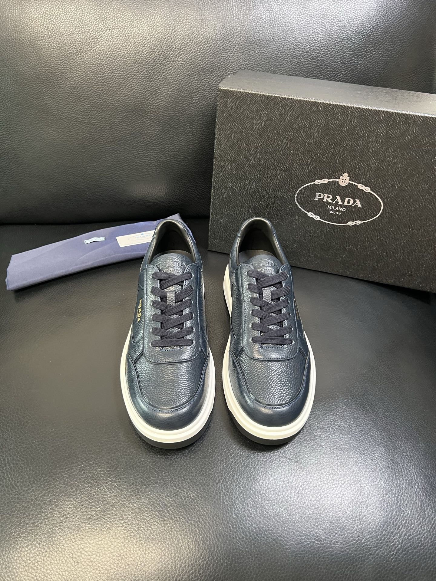 Prada 高品质 顶级工艺品，普拉达 专柜同步，原厂配置意大利进口牛皮面料，进口牛皮内里垫，透气舒适，