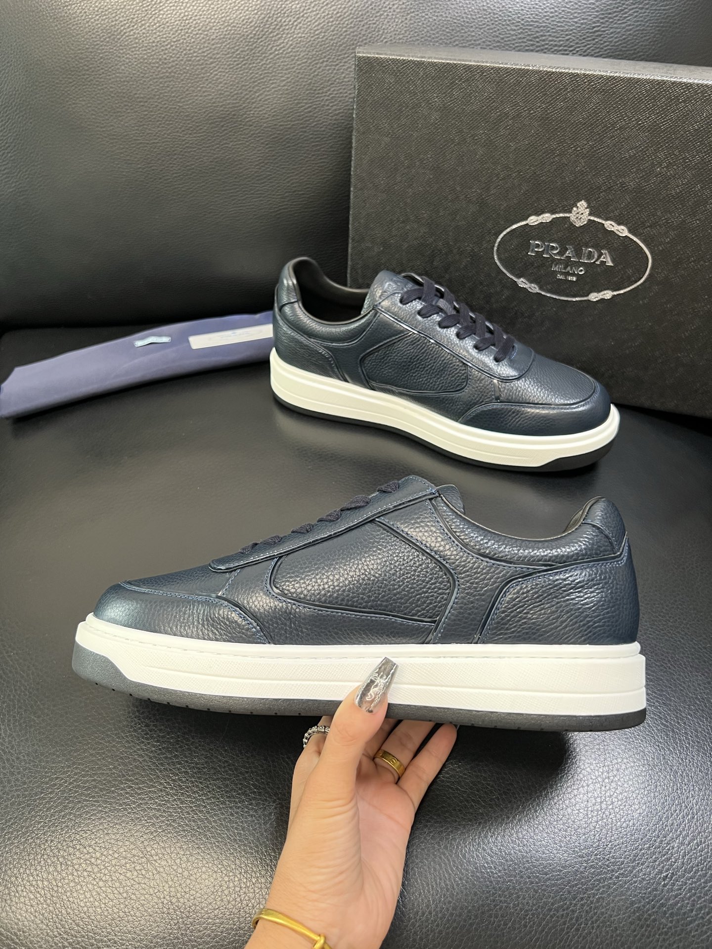 Prada 高品质 顶级工艺品，普拉达 专柜同步，原厂配置意大利进口牛皮面料，进口牛皮内里垫，透气舒适，