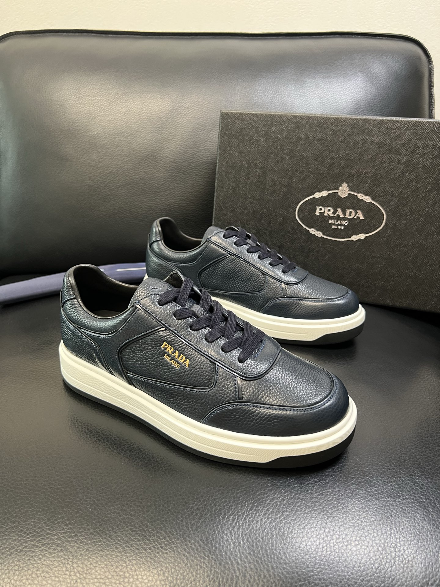 Prada 高品质 顶级工艺品，普拉达 专柜同步，原厂配置意大利进口牛皮面料，进口牛皮内里垫，透气舒适，