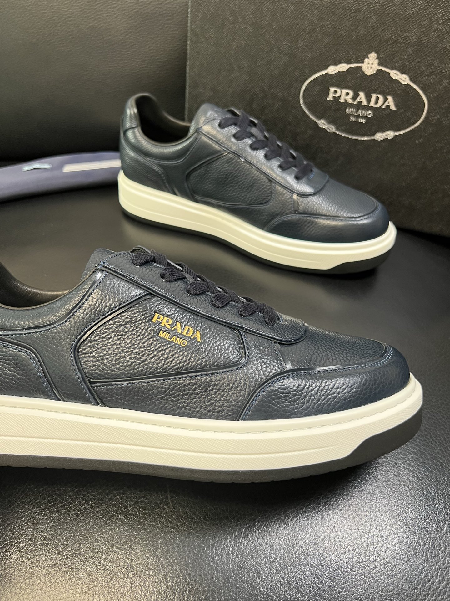Prada 高品质 顶级工艺品，普拉达 专柜同步，原厂配置意大利进口牛皮面料，进口牛皮内里垫，透气舒适，