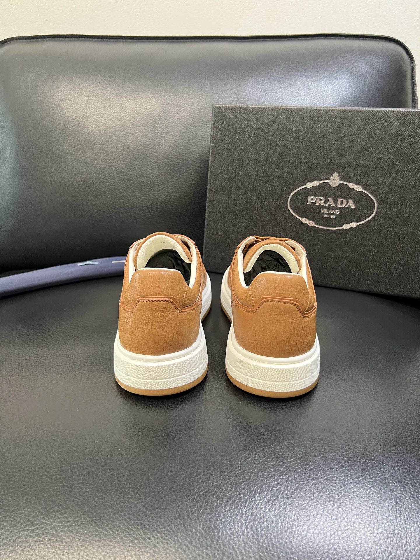 Prada 高品质 顶级工艺品，普拉达 专柜同步，原厂配置意大利进口牛皮面料，进口牛皮内里垫，透气舒适，