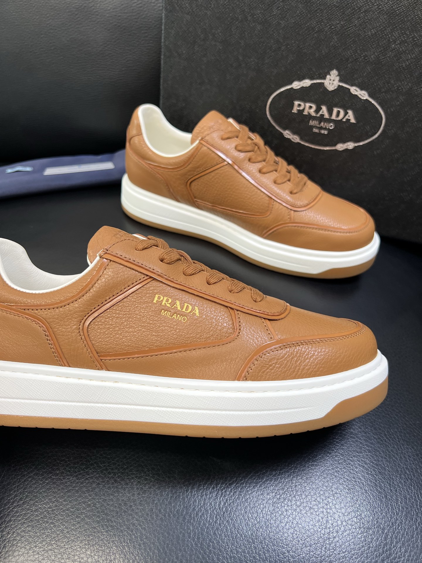 Prada 高品质 顶级工艺品，普拉达 专柜同步，原厂配置意大利进口牛皮面料，进口牛皮内里垫，透气舒适，