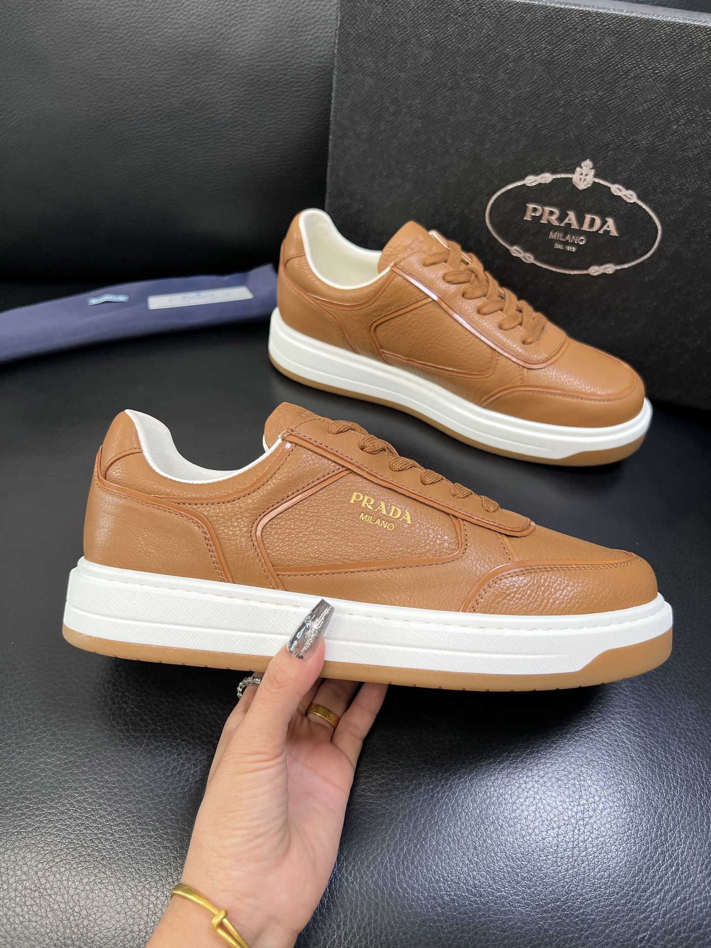 Prada 高品质 顶级工艺品，普拉达 专柜同步，原厂配置意大利进口牛皮面料，进口牛皮内里垫，透气舒适，