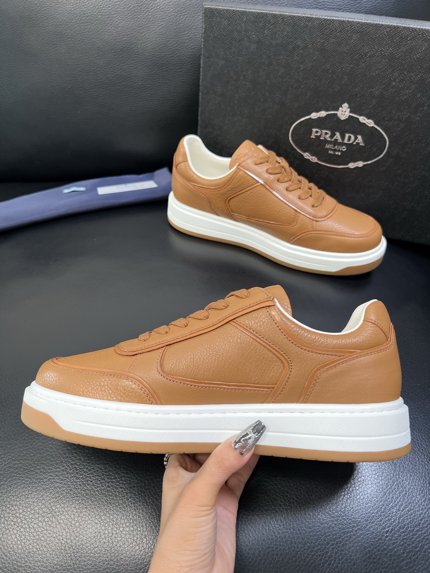 Prada 高品质 顶级工艺品，普拉达 专柜同步，原厂配置意大利进口牛皮面料，进口牛皮内里垫，透气舒适，