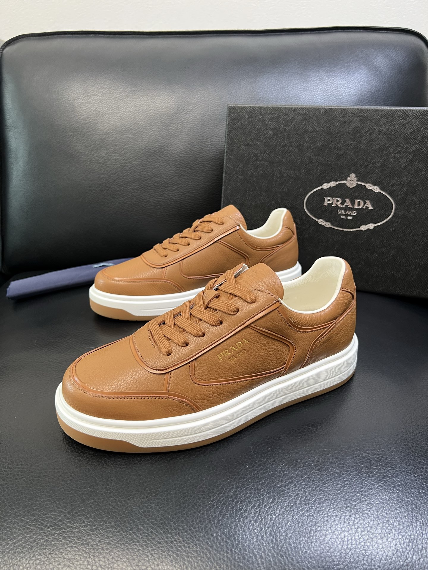 Prada 高品质 顶级工艺品，普拉达 专柜同步，原厂配置意大利进口牛皮面料，进口牛皮内里垫，透气舒适，