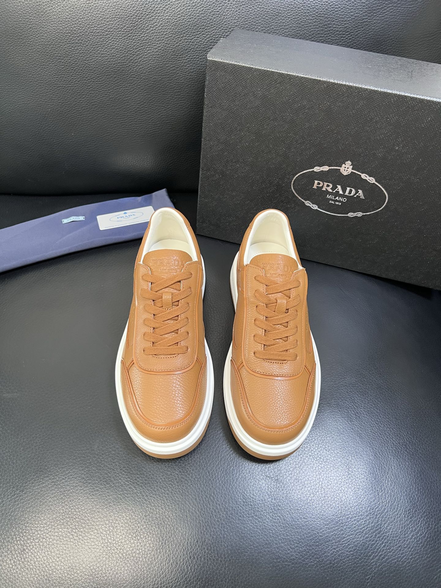 Prada 高品质 顶级工艺品，普拉达 专柜同步，原厂配置意大利进口牛皮面料，进口牛皮内里垫，透气舒适，