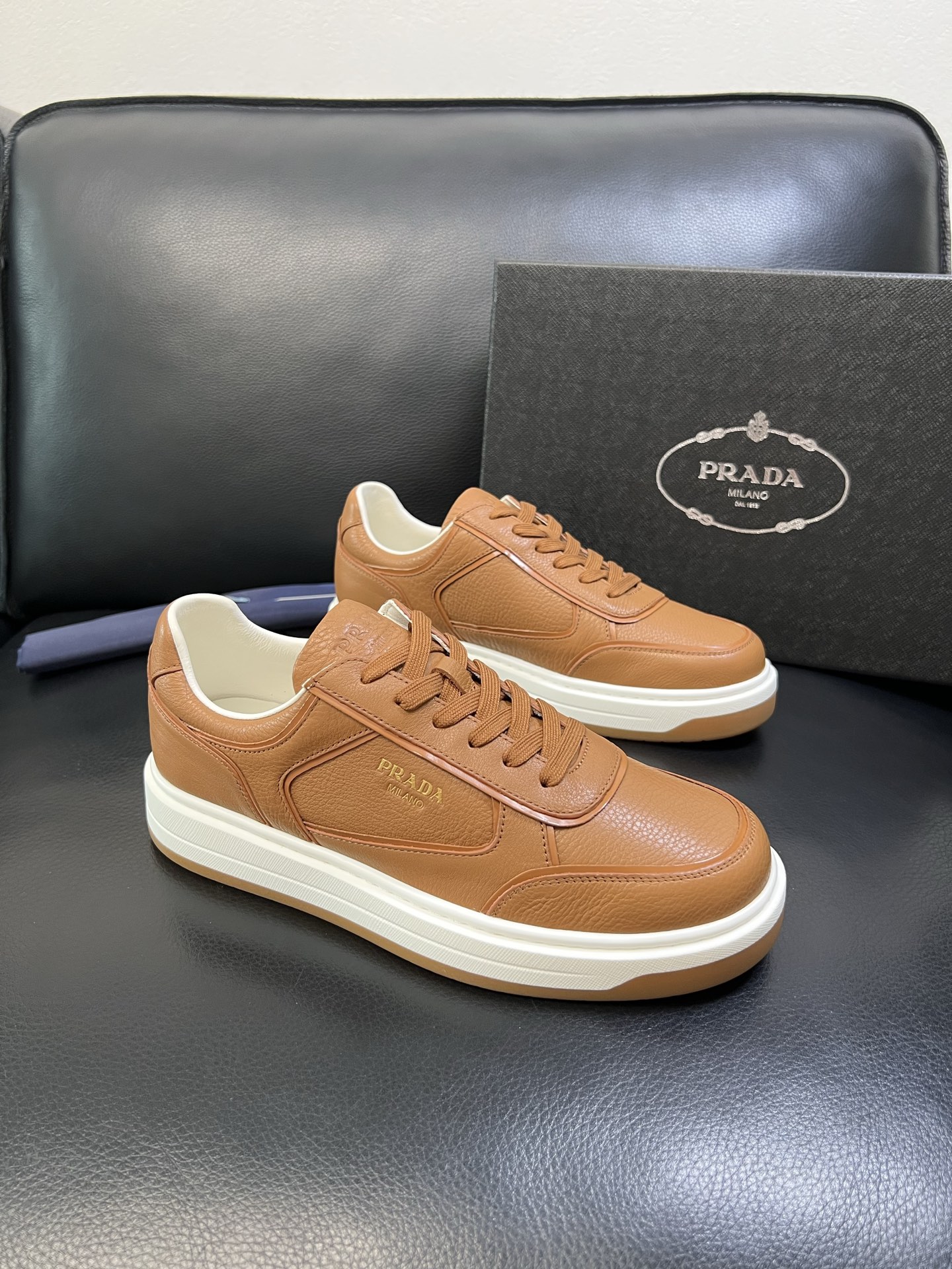 Prada 高品质 顶级工艺品，普拉达 专柜同步，原厂配置意大利进口牛皮面料，进口牛皮内里垫，透气舒适，