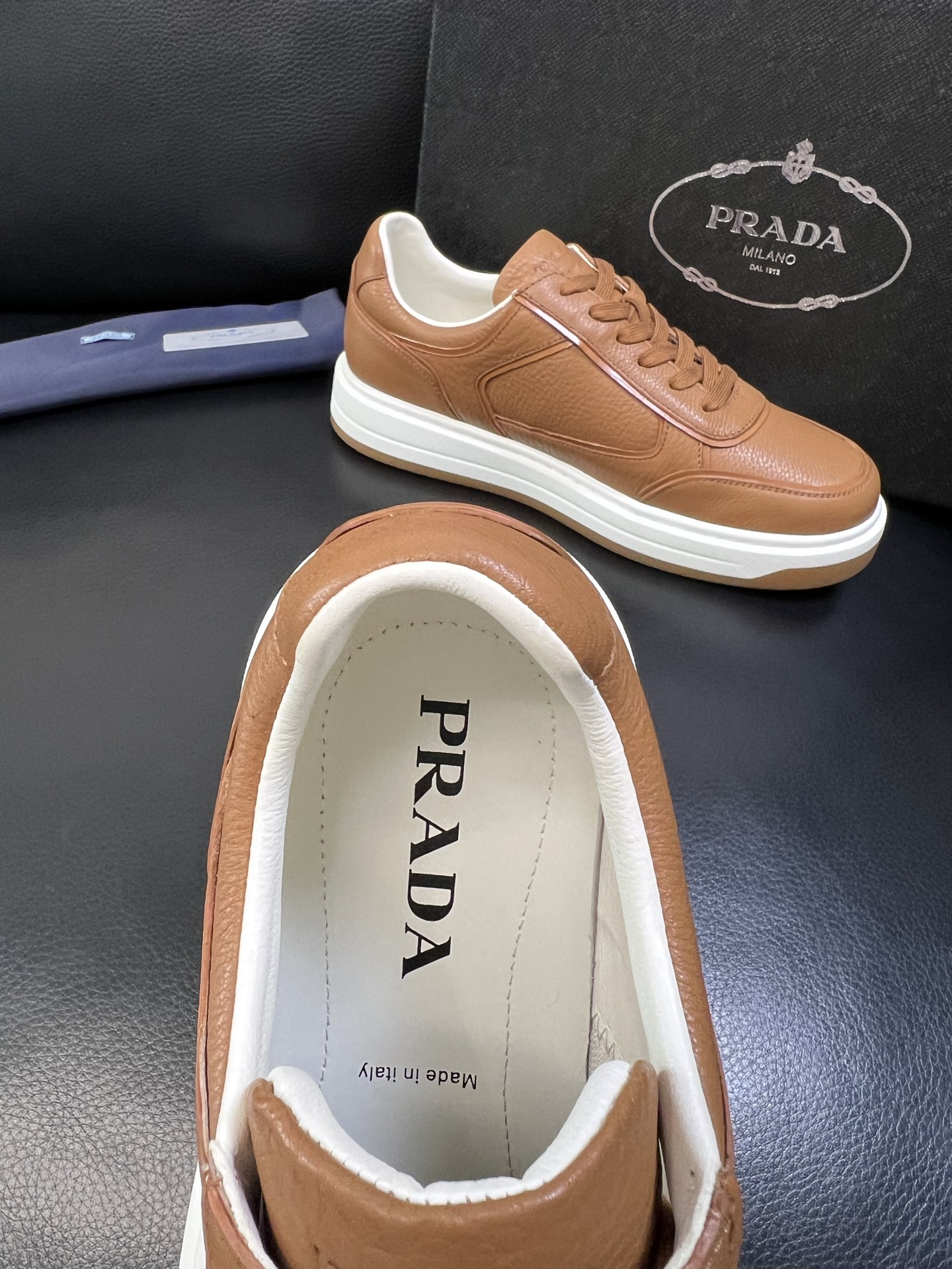 Prada 高品质 顶级工艺品，普拉达 专柜同步，原厂配置意大利进口牛皮面料，进口牛皮内里垫，透气舒适，