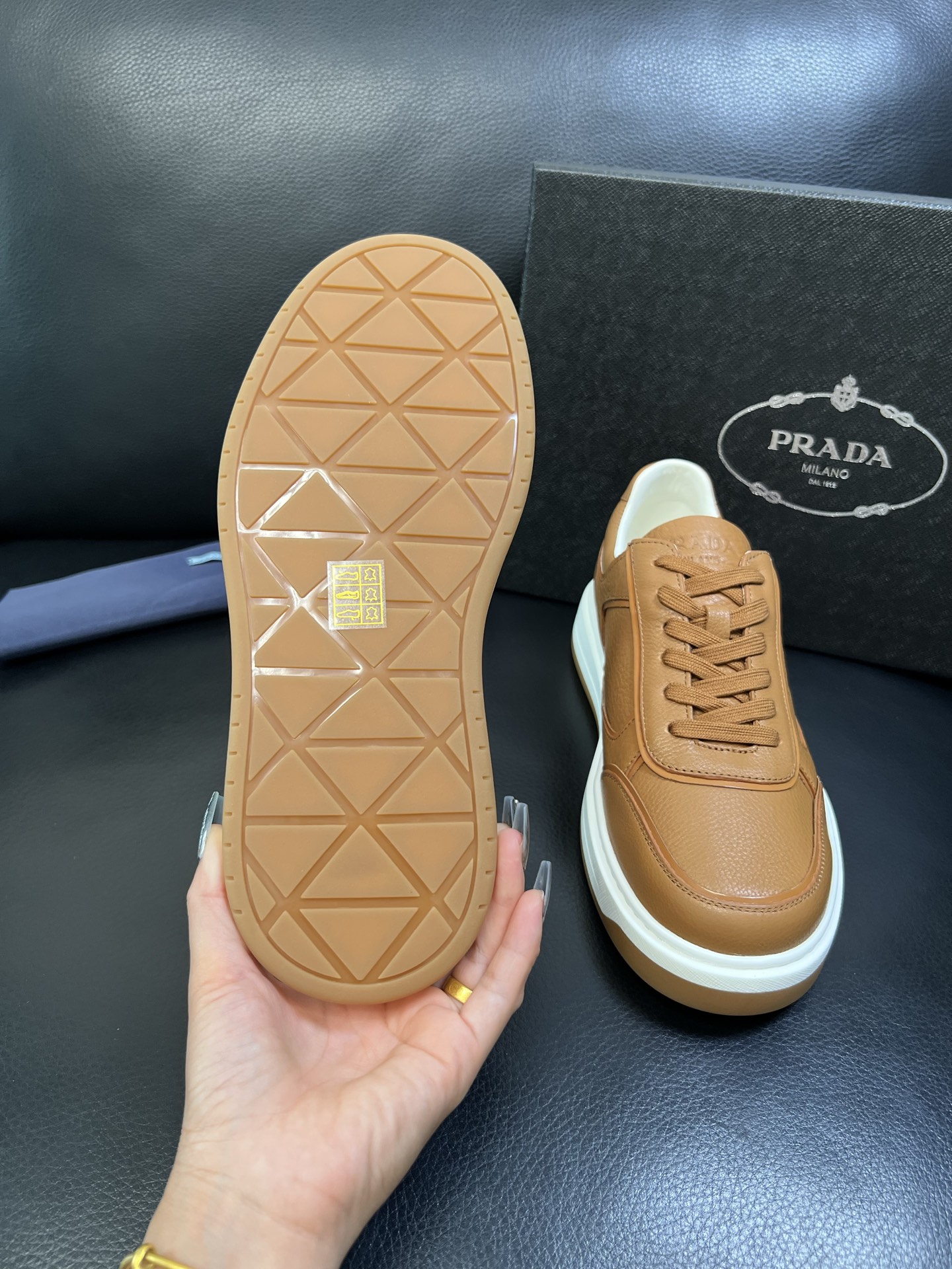 Prada 高品质 顶级工艺品，普拉达 专柜同步，原厂配置意大利进口牛皮面料，进口牛皮内里垫，透气舒适，