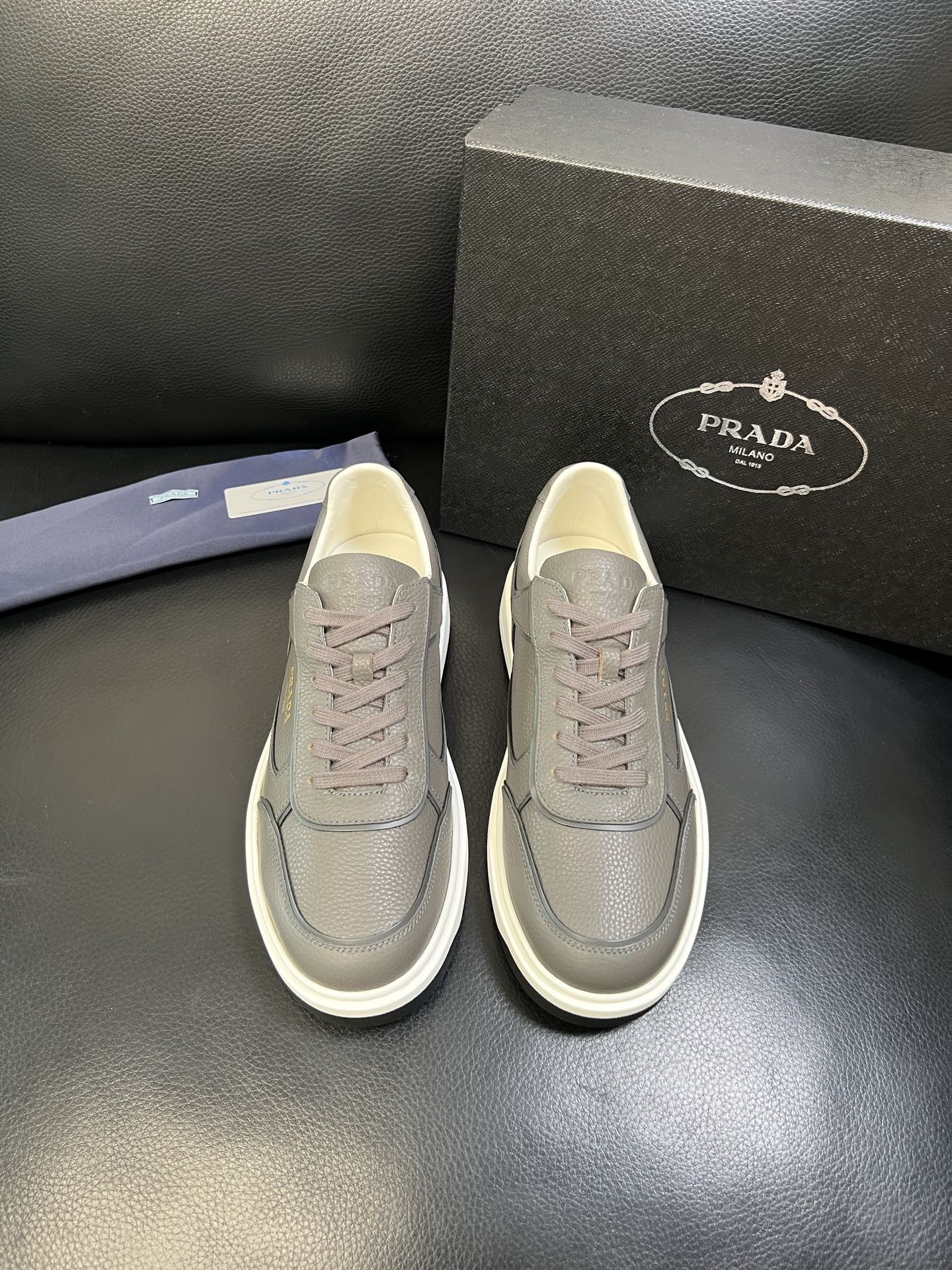 Prada 高品质 顶级工艺品，普拉达 专柜同步，原厂配置意大利进口牛皮面料，进口牛皮内里垫，透气舒适，