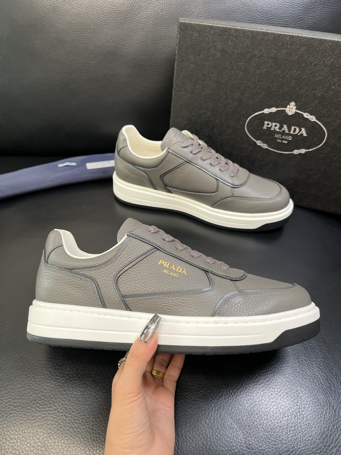 Prada 高品质 顶级工艺品，普拉达 专柜同步，原厂配置意大利进口牛皮面料，进口牛皮内里垫，透气舒适，