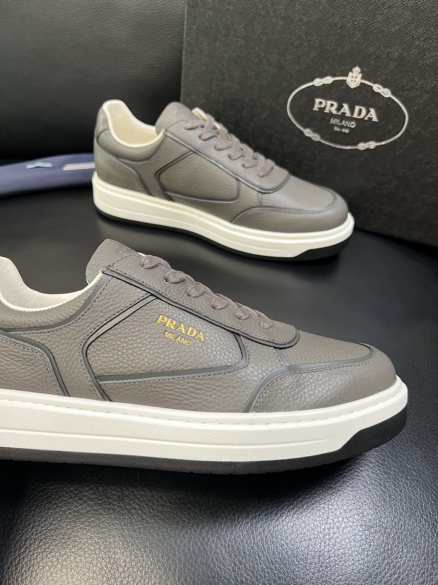 Prada 高品质 顶级工艺品，普拉达 专柜同步，原厂配置意大利进口牛皮面料，进口牛皮内里垫，透气舒适，