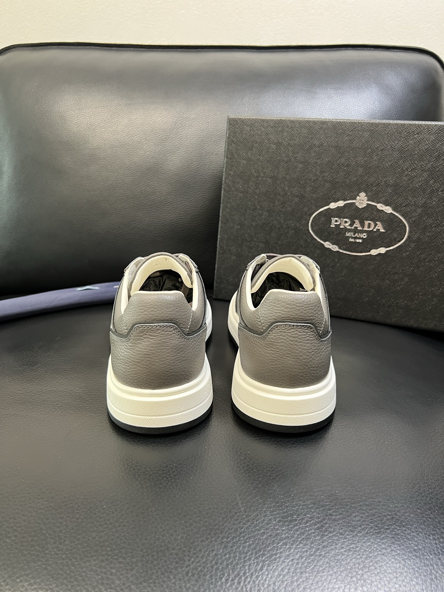 Prada 高品质 顶级工艺品，普拉达 专柜同步，原厂配置意大利进口牛皮面料，进口牛皮内里垫，透气舒适，