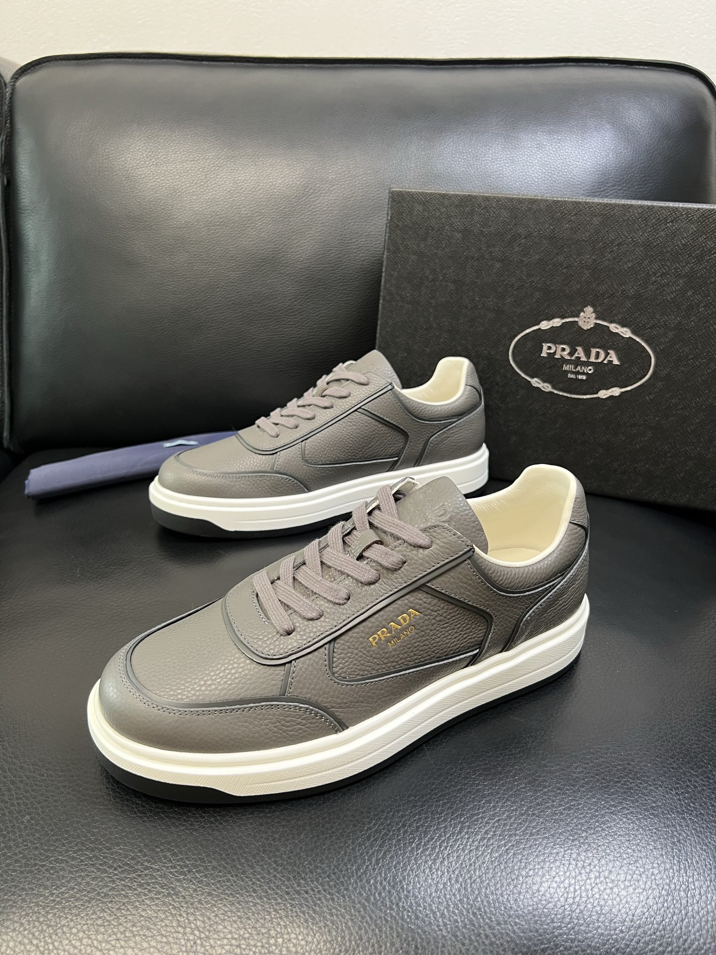 Prada 高品质 顶级工艺品，普拉达 专柜同步，原厂配置意大利进口牛皮面料，进口牛皮内里垫，透气舒适，