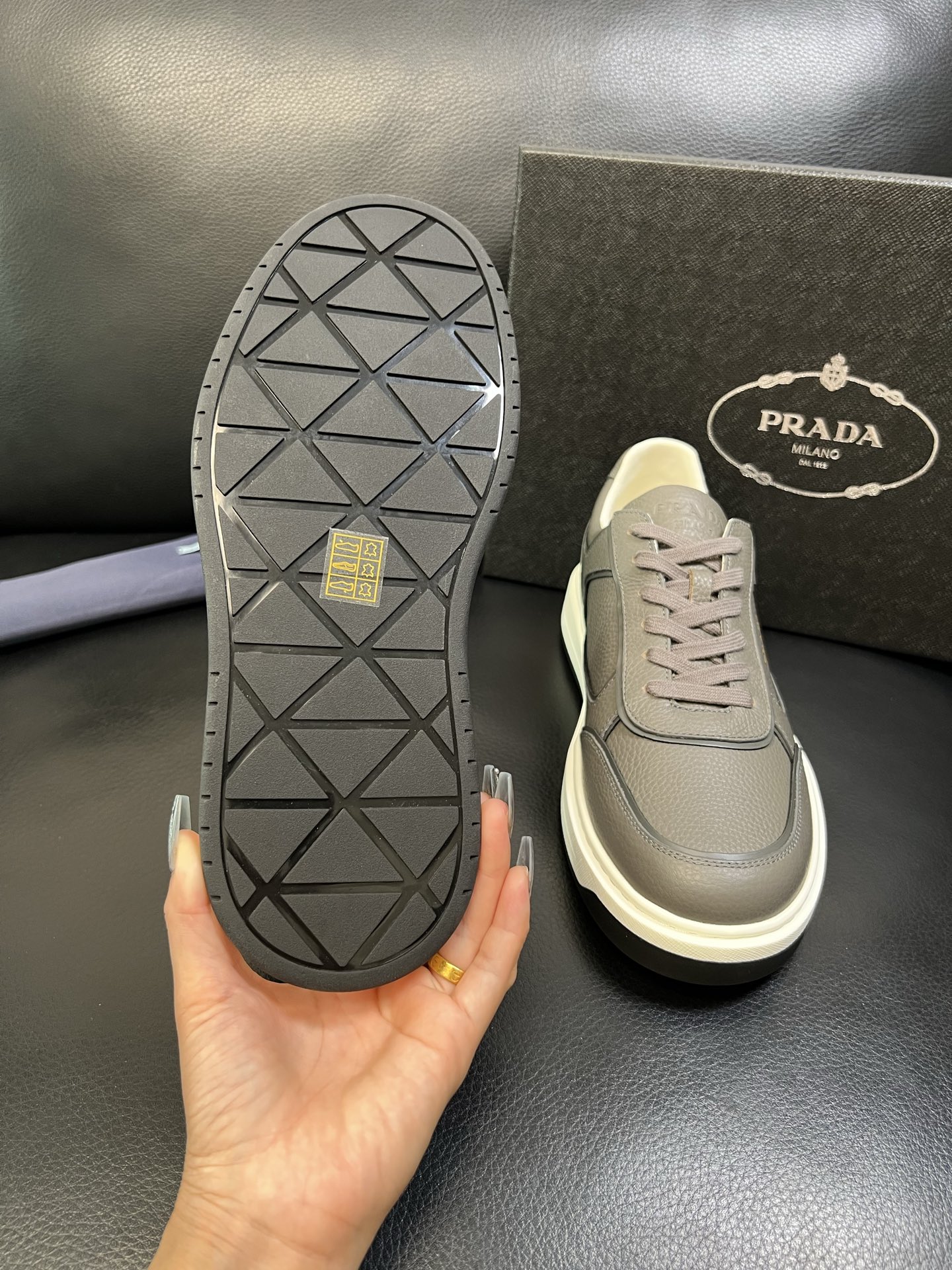 Prada 高品质 顶级工艺品，普拉达 专柜同步，原厂配置意大利进口牛皮面料，进口牛皮内里垫，透气舒适，