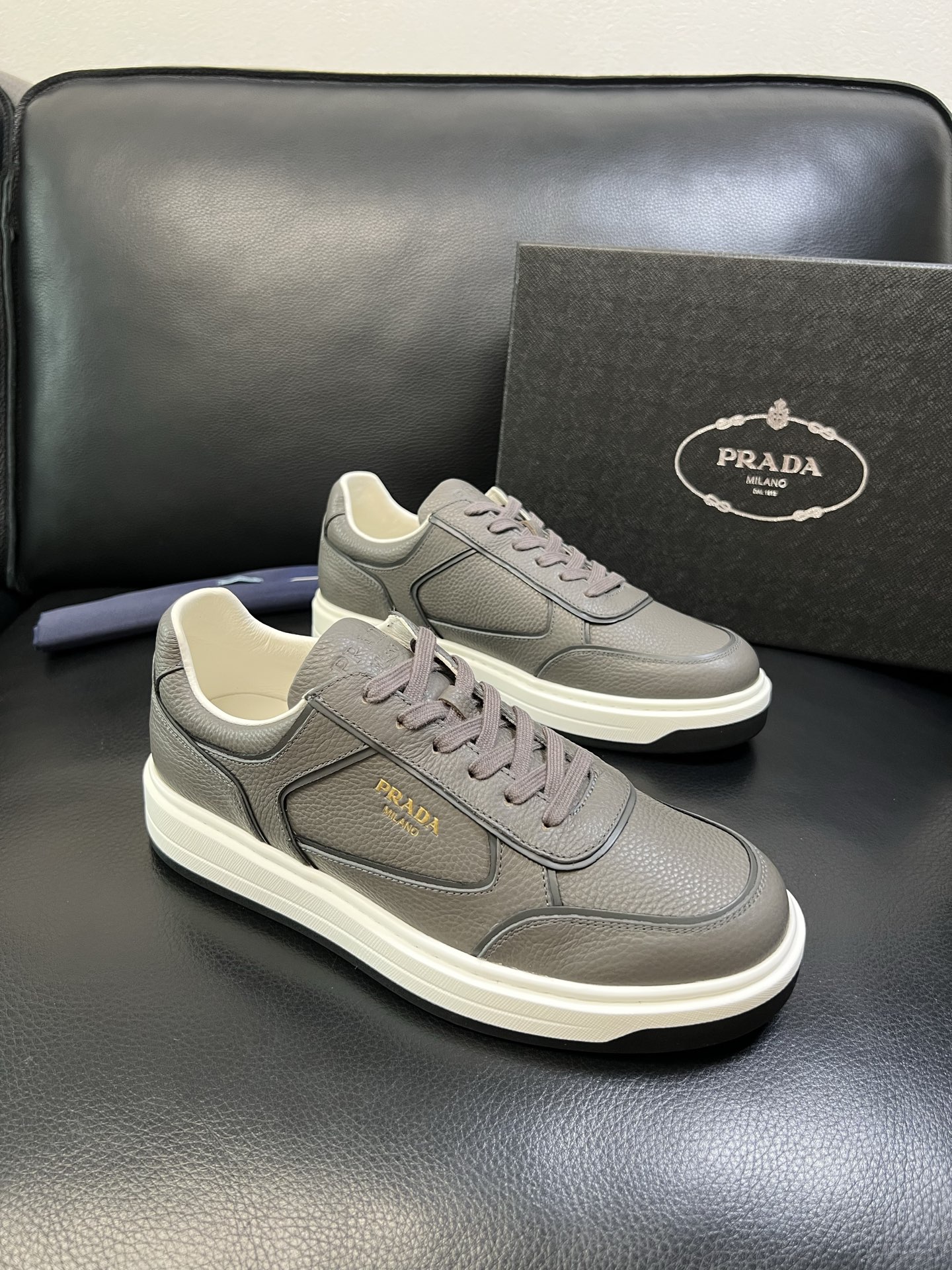 NO:555897,Prada high-quality top handicrafts, synchronized with Prada counters, original factory configuration of Italian imported cowhide fabric, imported cowhide lining, breathable and comfortable, original soles specially provided by the original factory, original factory follow-up goods, high quality, welcome to compare, code number 38-44 (customized 45 46),, prada, prada, cowhide19860909Prada 高品质 顶级工艺品,普拉达 专柜同步,原厂配置意大利进口牛皮面料,进口牛皮内里垫,透气舒适,鞋底原厂特供原版底,原厂跟单货 高品质 欢迎对比,码数 38-44（订做 45 46）,,prada,prada,cowhide,Men's shoes