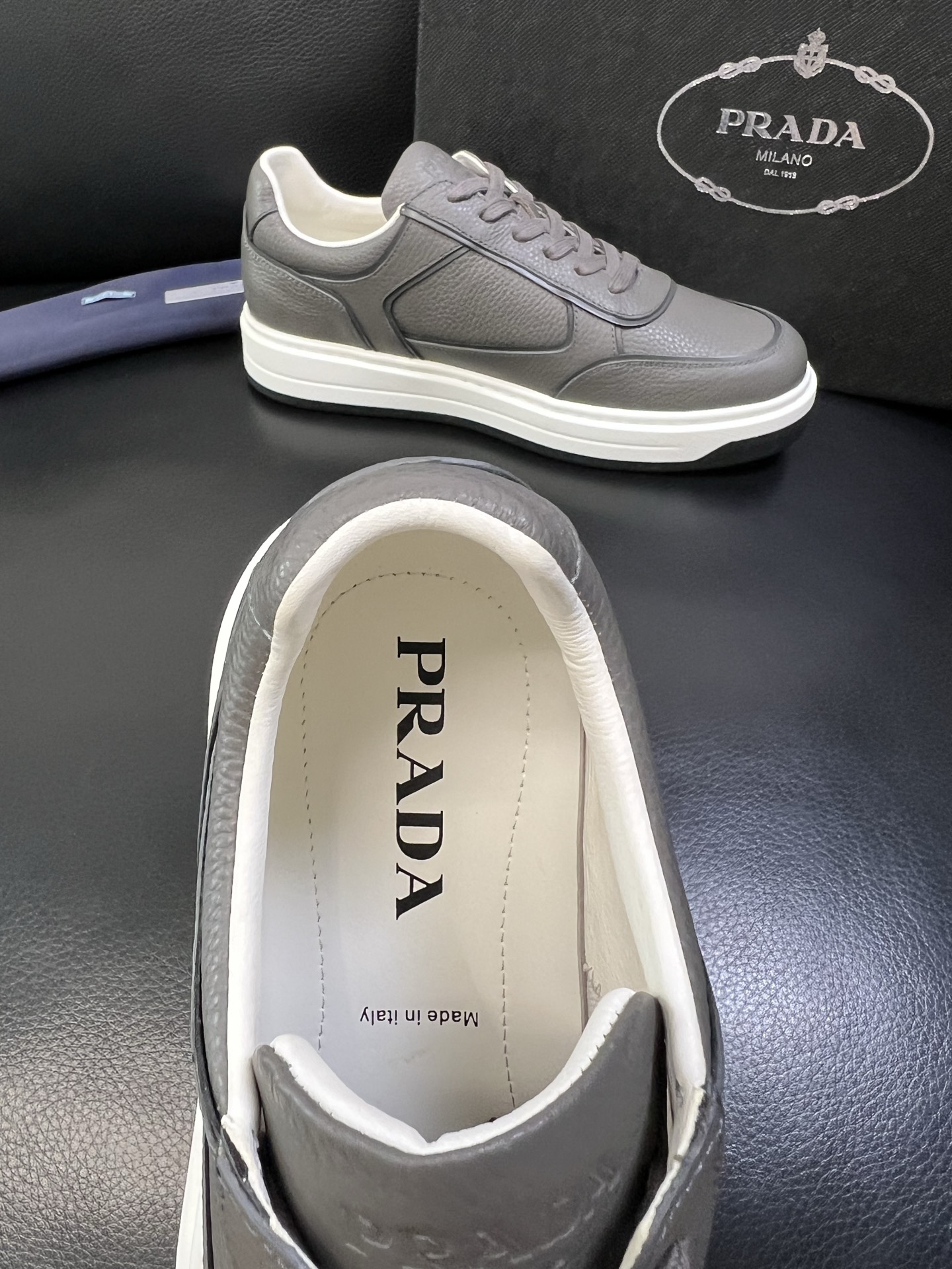 Prada 高品质 顶级工艺品，普拉达 专柜同步，原厂配置意大利进口牛皮面料，进口牛皮内里垫，透气舒适，