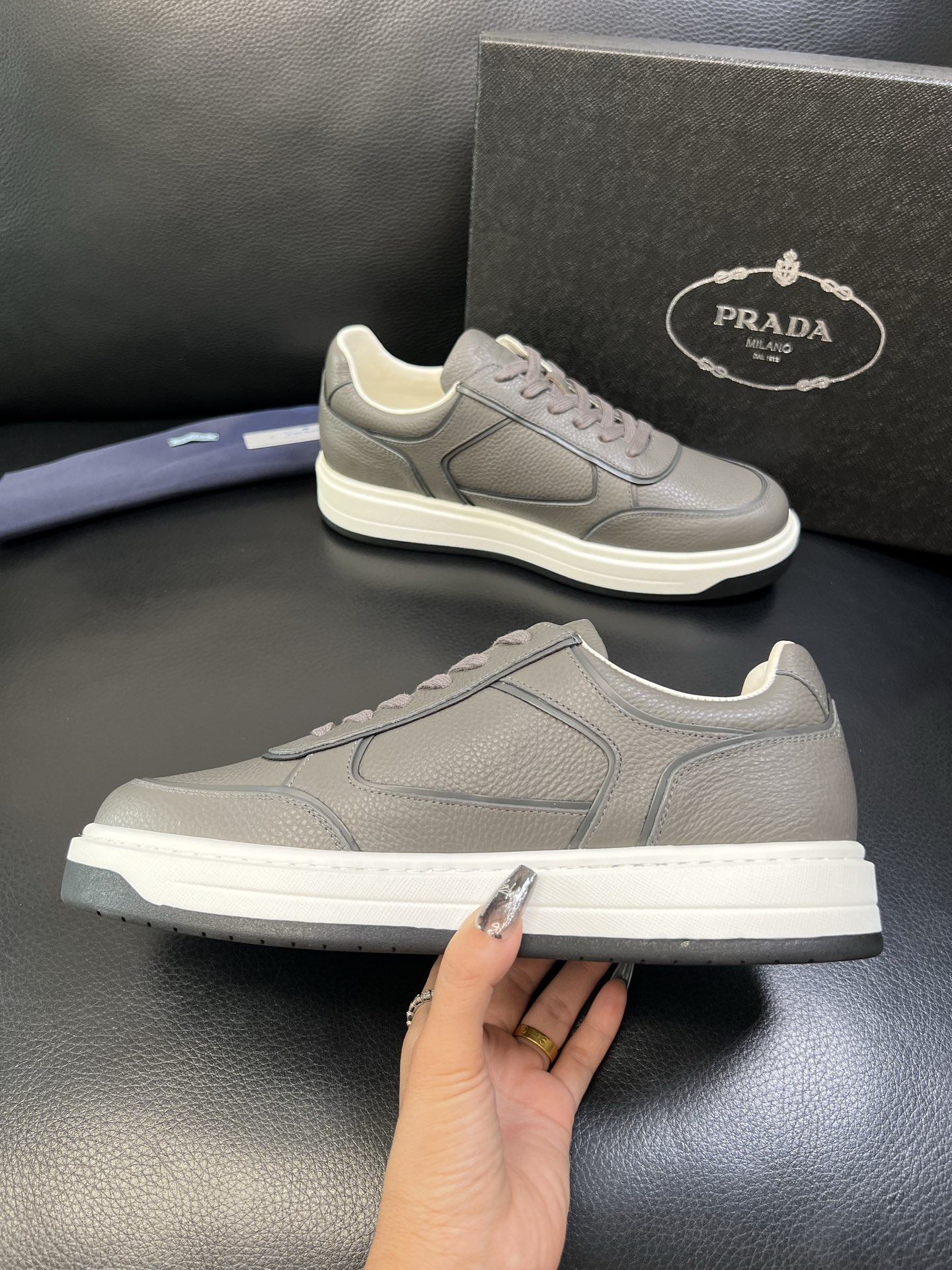 Prada 高品质 顶级工艺品，普拉达 专柜同步，原厂配置意大利进口牛皮面料，进口牛皮内里垫，透气舒适，