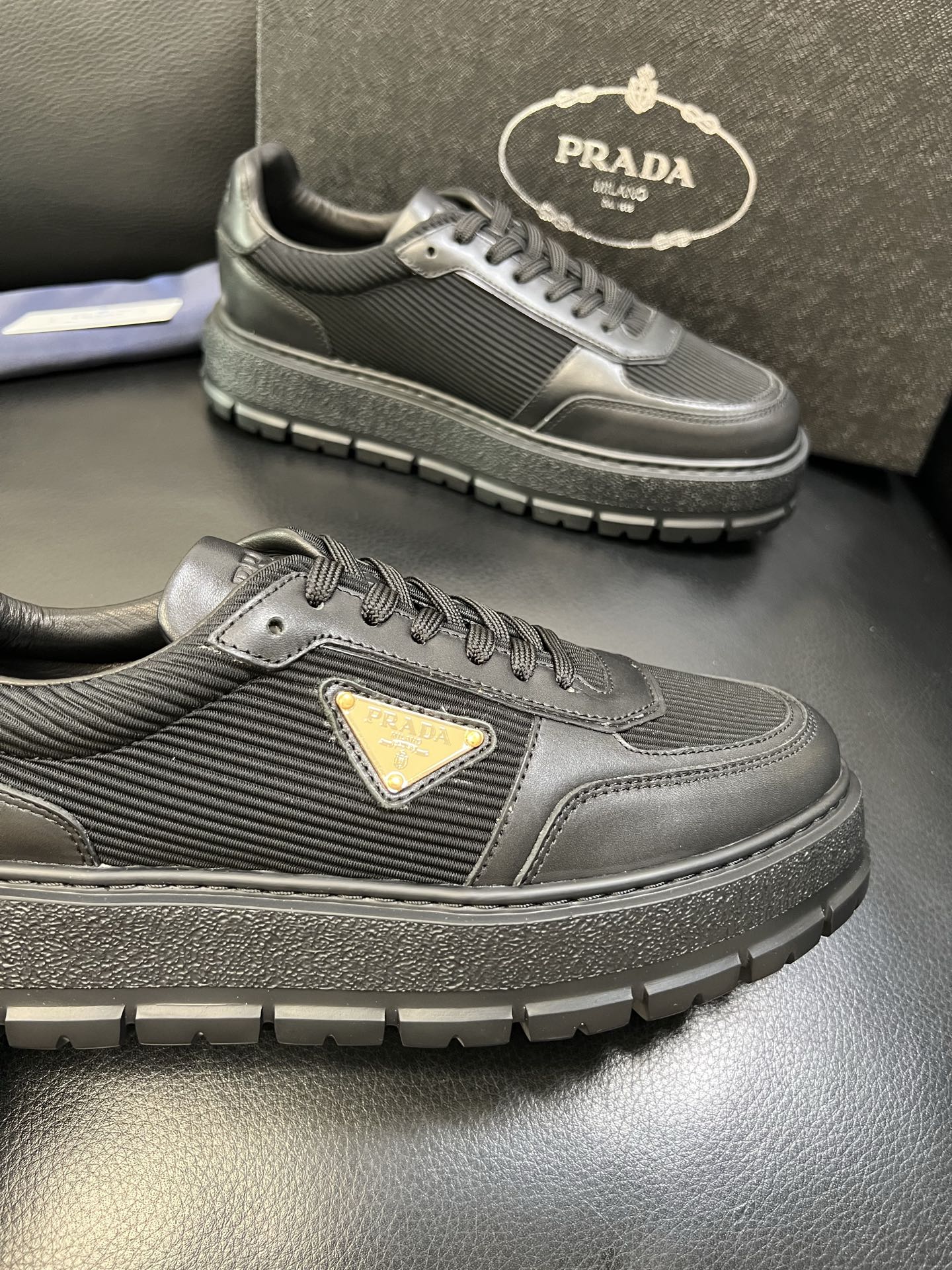 Prada 高品质 顶级工艺品，普拉达 专柜同步，原厂配置意大利进口牛皮拼布面料，进口牛皮内里垫，透气舒