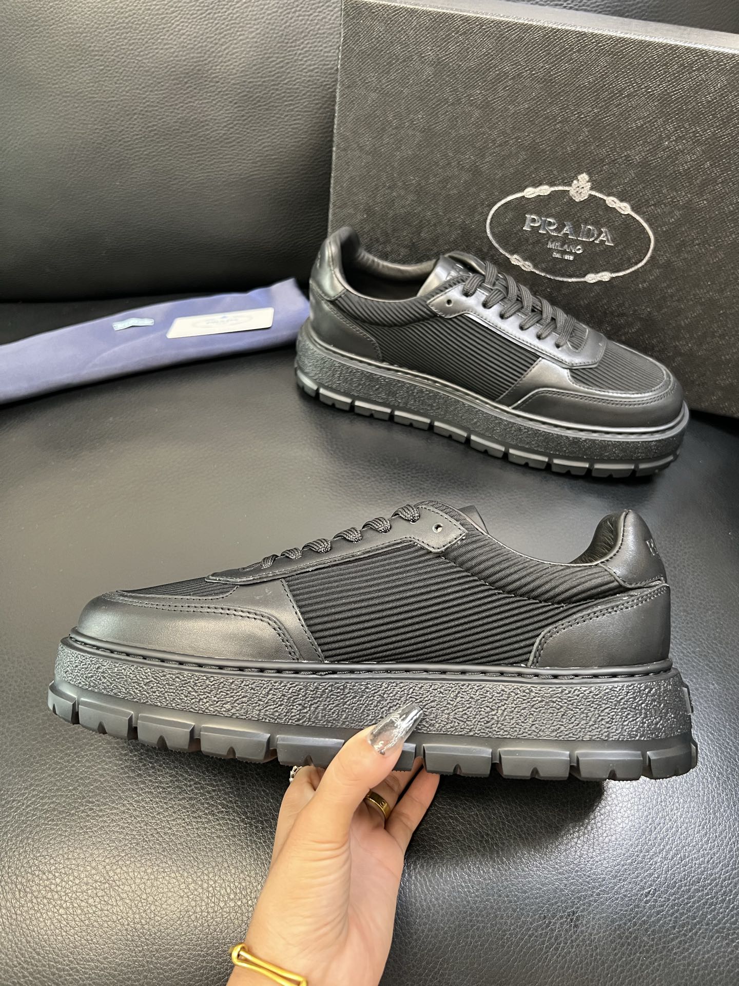 Prada 高品质 顶级工艺品，普拉达 专柜同步，原厂配置意大利进口牛皮拼布面料，进口牛皮内里垫，透气舒