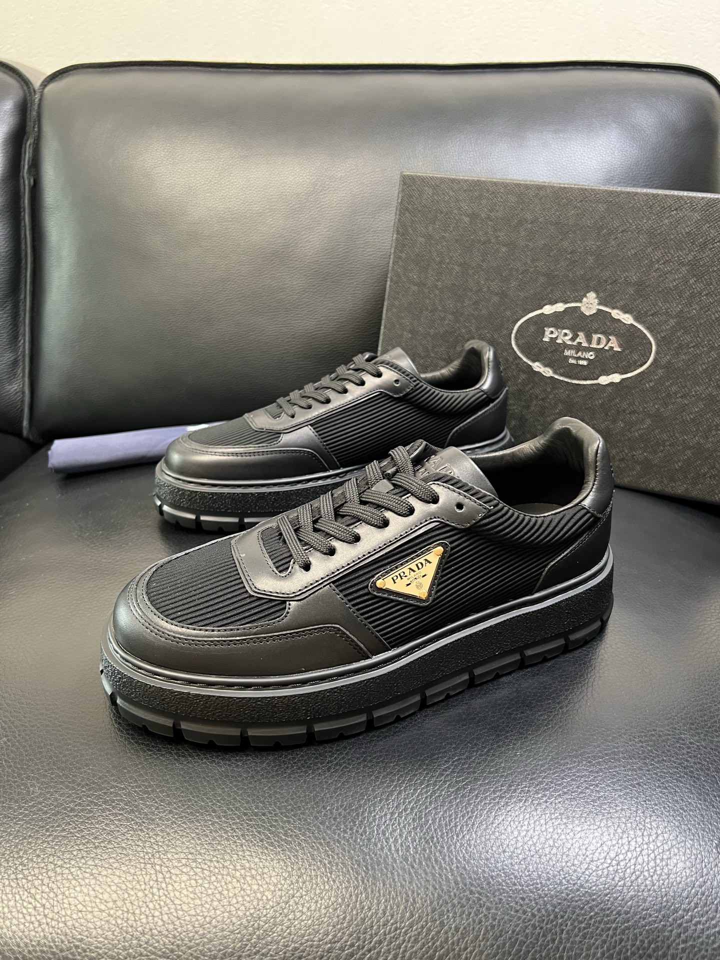 Prada 高品质 顶级工艺品，普拉达 专柜同步，原厂配置意大利进口牛皮拼布面料，进口牛皮内里垫，透气舒