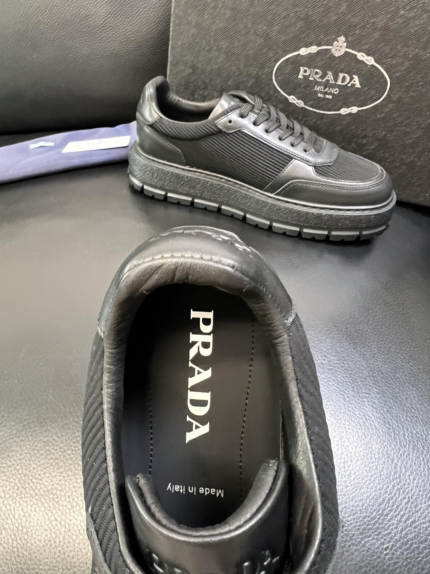 Prada 高品质 顶级工艺品，普拉达 专柜同步，原厂配置意大利进口牛皮拼布面料，进口牛皮内里垫，透气舒