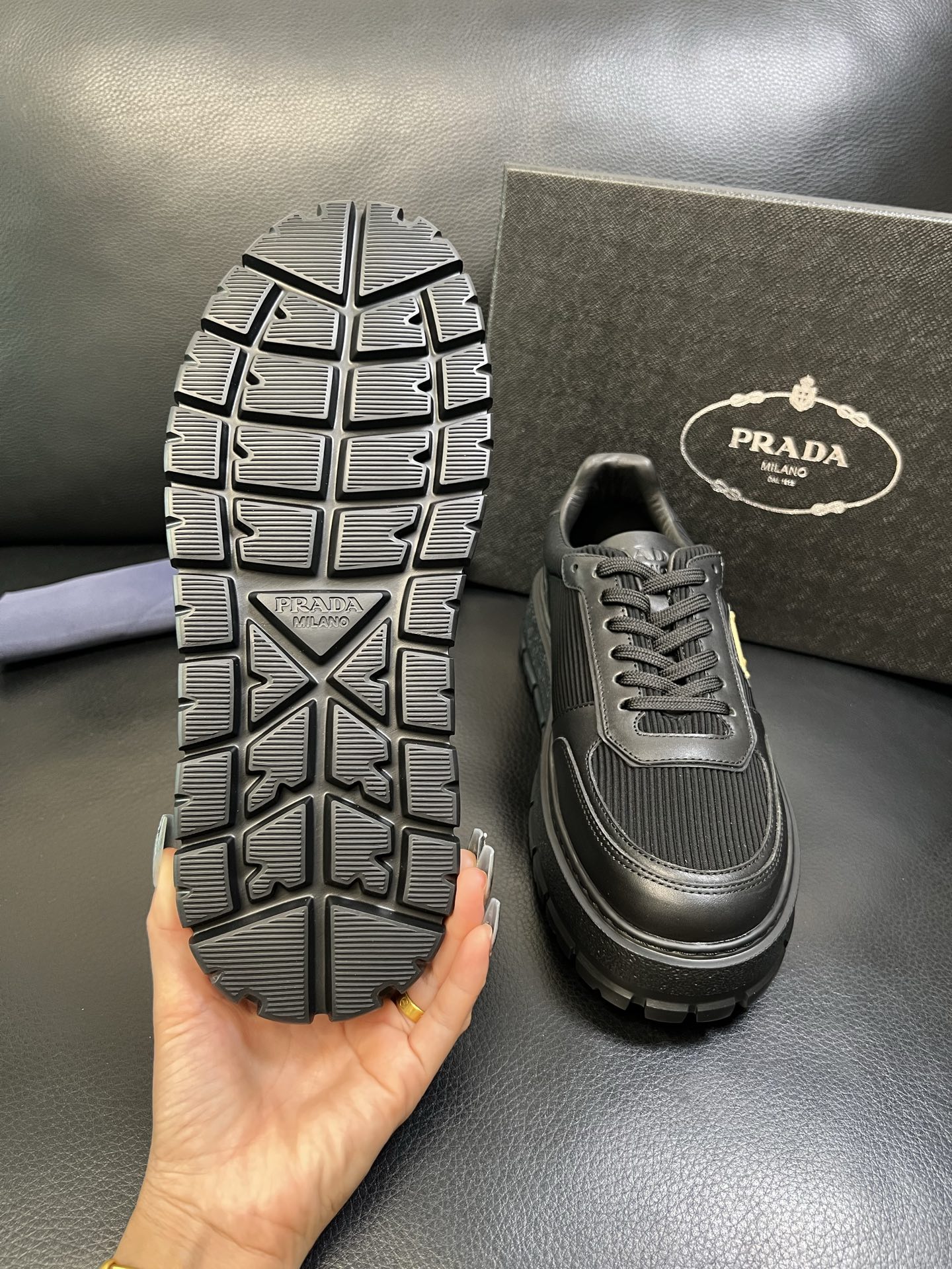 Prada 高品质 顶级工艺品，普拉达 专柜同步，原厂配置意大利进口牛皮拼布面料，进口牛皮内里垫，透气舒