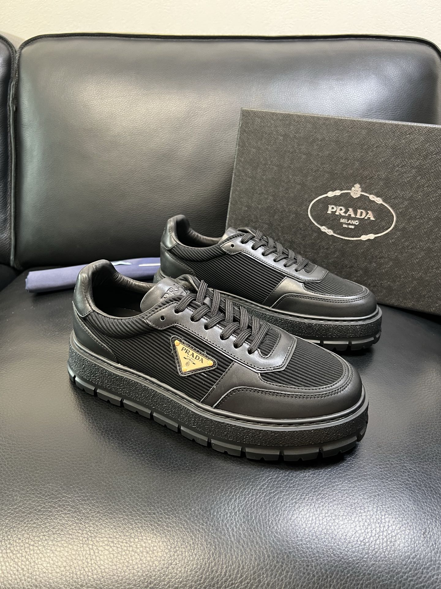 NO:555904,Prada high-quality top handicrafts, synchronized with Prada counters, original factory configuration of cowhide patchwork fabric imported from Italy, imported cowhide lining, breathable and comfortable, soles specially provided by the original factory, original factory and single goods, high quality, welcome to compare, code number 38-44 (customized 45 46),, prada, prada, cowhide19860909Prada 高品质 顶级工艺品,普拉达 专柜同步,原厂配置意大利进口牛皮拼布面料,进口牛皮内里垫,透气舒适,鞋底原厂特供原版底,原厂跟单货 高品质 欢迎对比,码数 38-44（订做 45 46）,,prada,prada,cowhide,Men's shoes