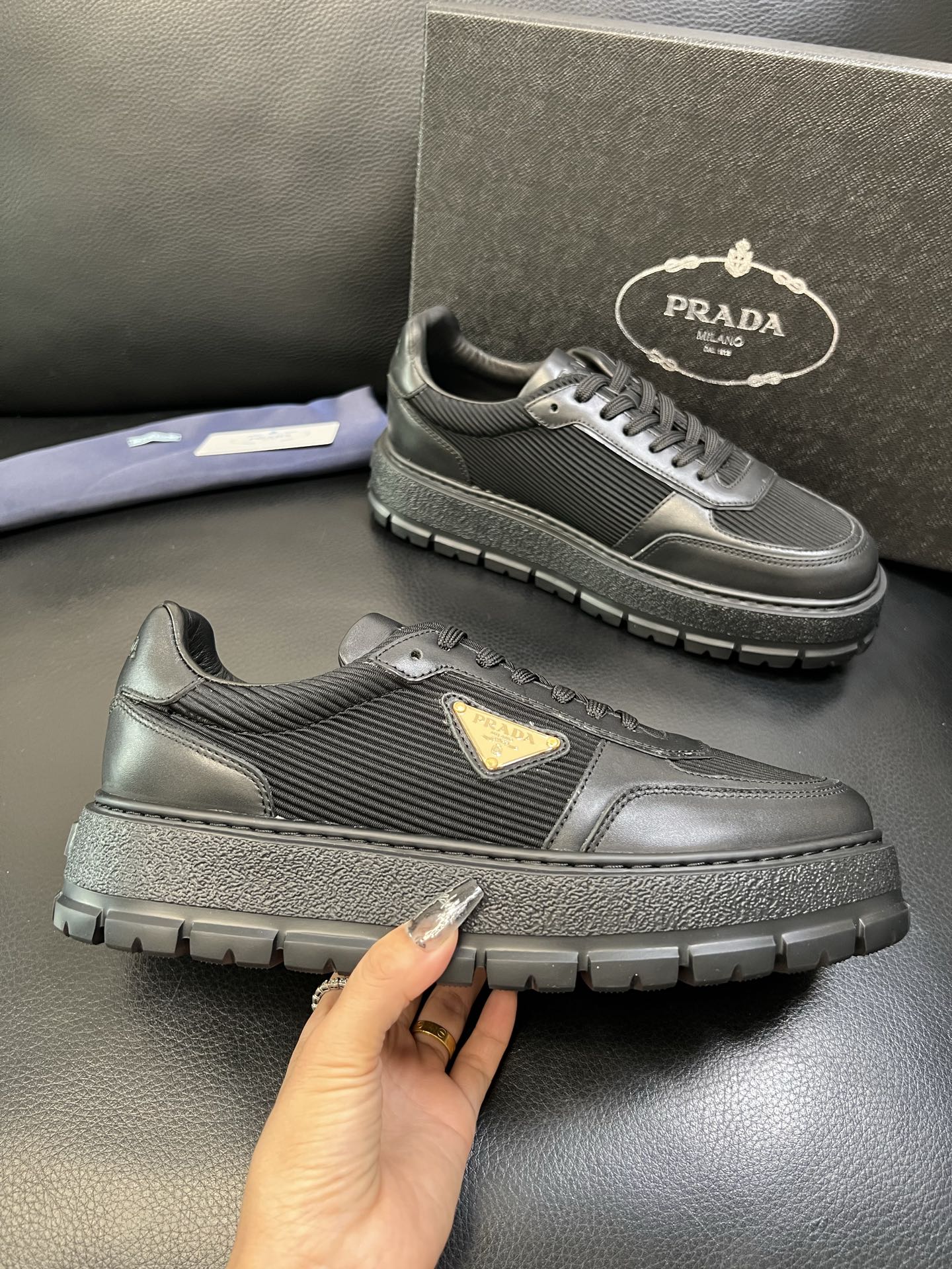 Prada 高品质 顶级工艺品，普拉达 专柜同步，原厂配置意大利进口牛皮拼布面料，进口牛皮内里垫，透气舒