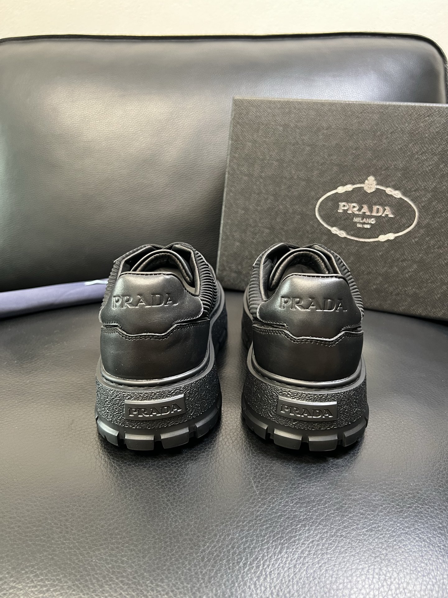 Prada 高品质 顶级工艺品，普拉达 专柜同步，原厂配置意大利进口牛皮拼布面料，进口牛皮内里垫，透气舒