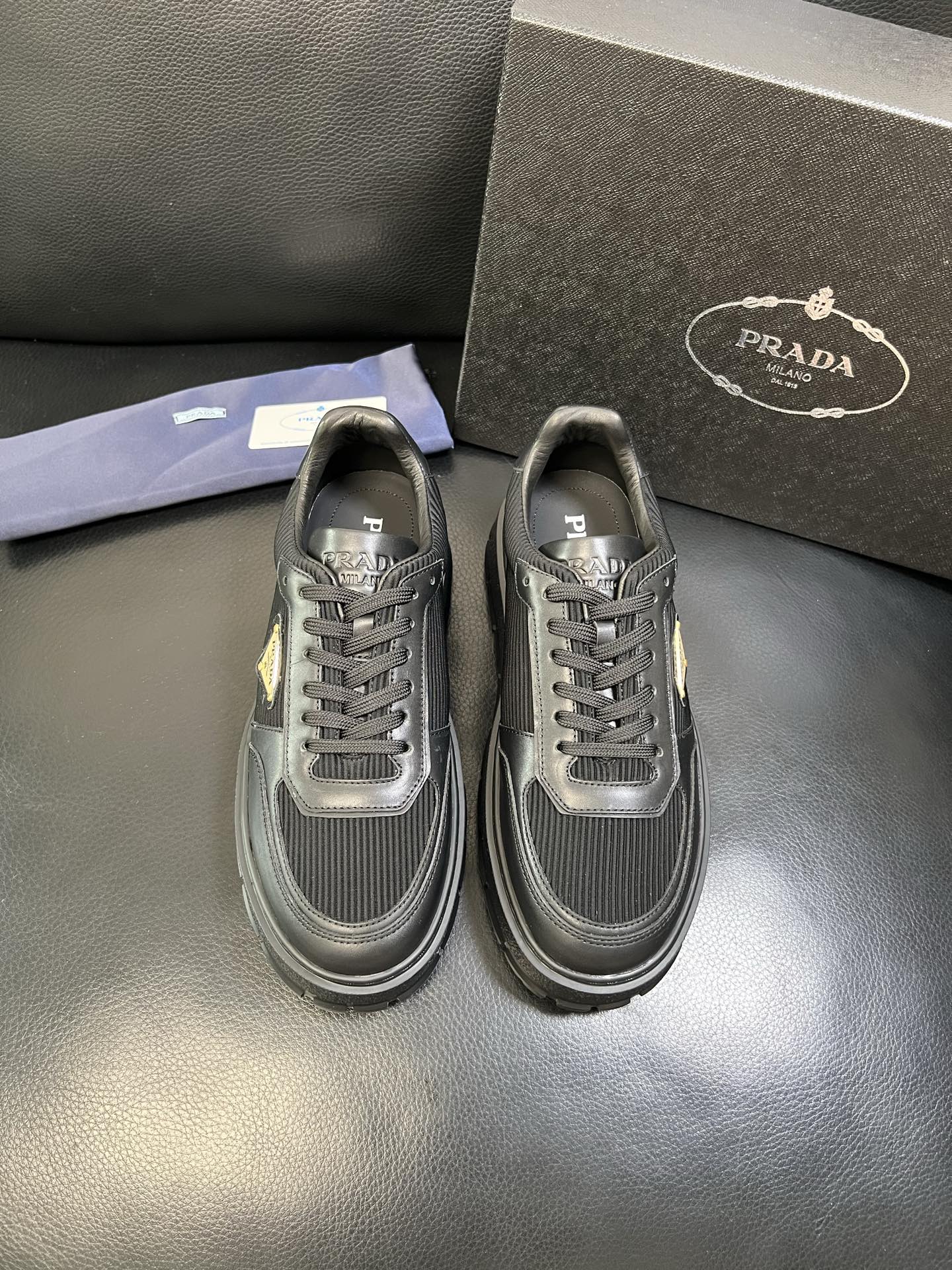 Prada 高品质 顶级工艺品，普拉达 专柜同步，原厂配置意大利进口牛皮拼布面料，进口牛皮内里垫，透气舒