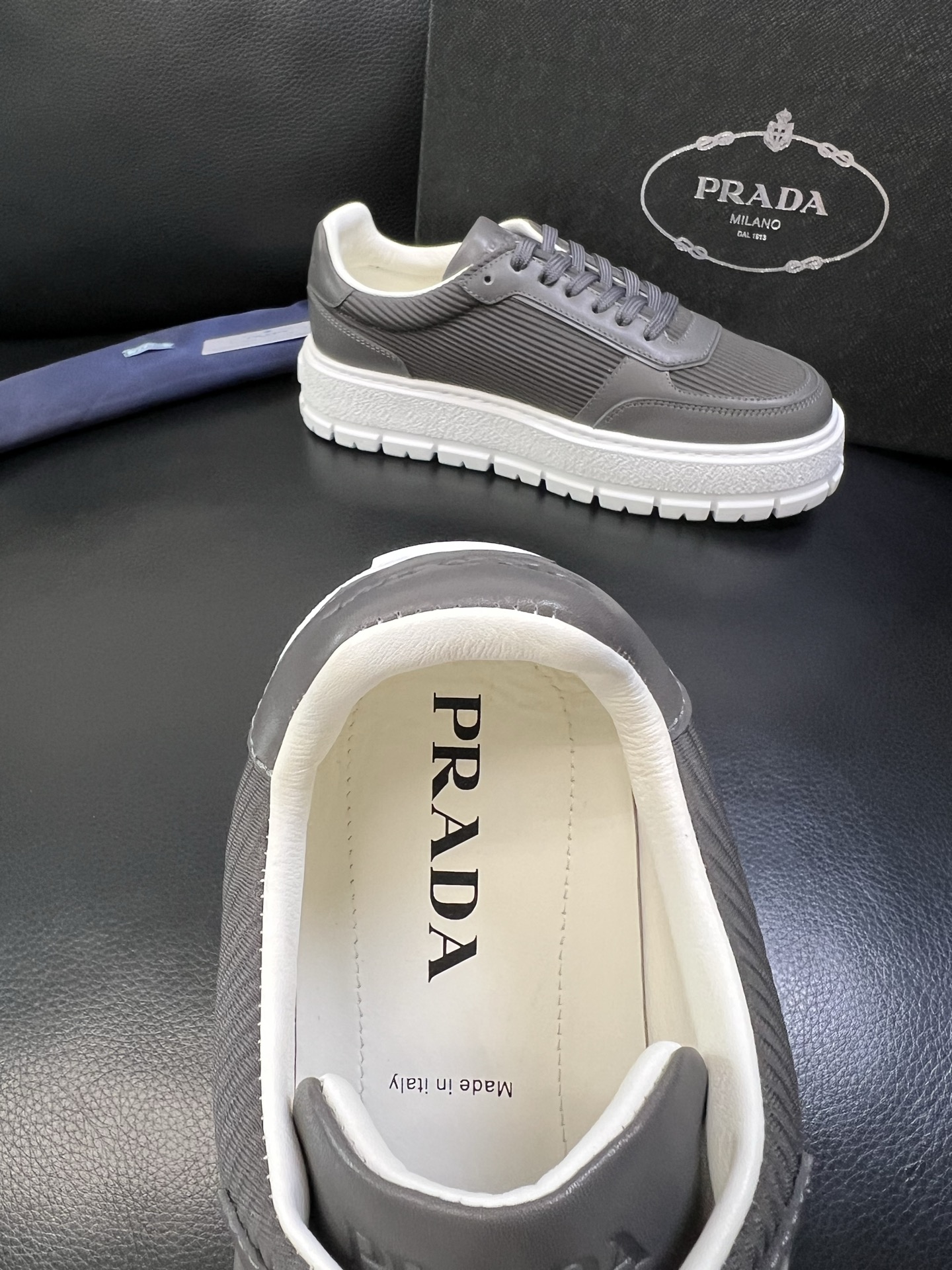 Prada 高品质 顶级工艺品，普拉达 专柜同步，原厂配置意大利进口牛皮面料，进口牛皮内里垫，透气舒适，