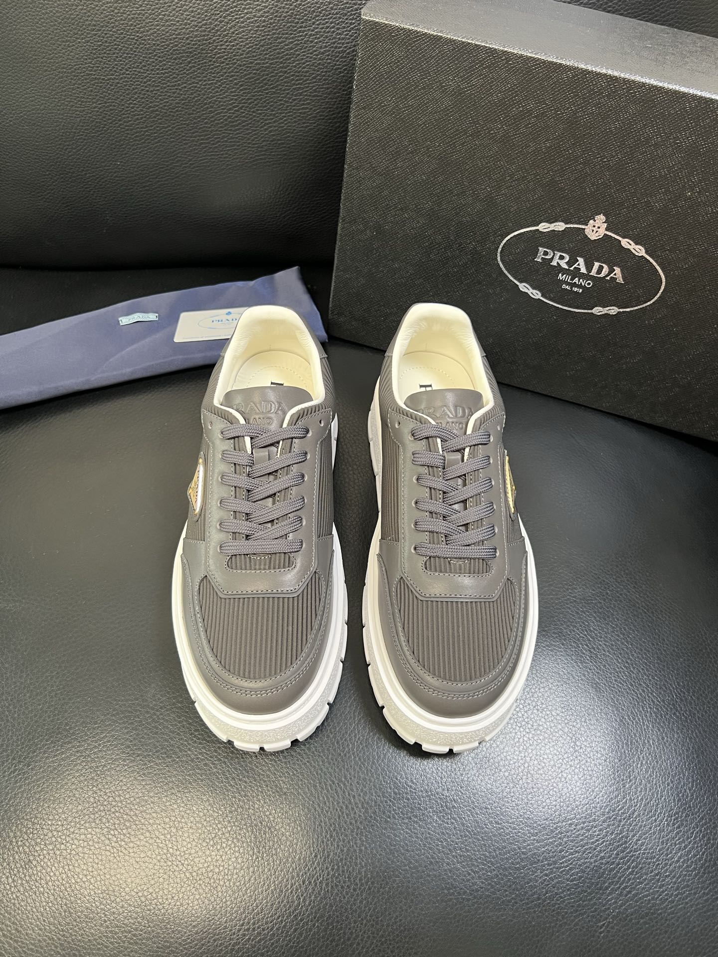 Prada 高品质 顶级工艺品，普拉达 专柜同步，原厂配置意大利进口牛皮面料，进口牛皮内里垫，透气舒适，