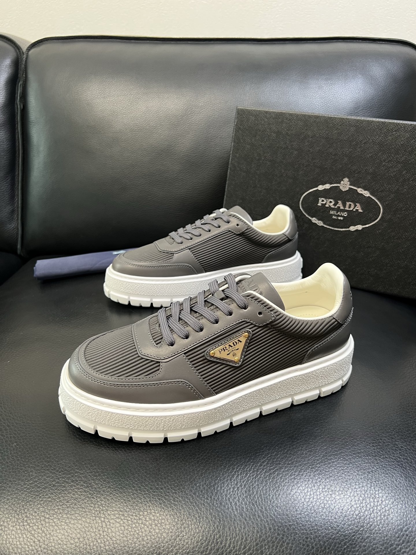 Prada 高品质 顶级工艺品，普拉达 专柜同步，原厂配置意大利进口牛皮面料，进口牛皮内里垫，透气舒适，